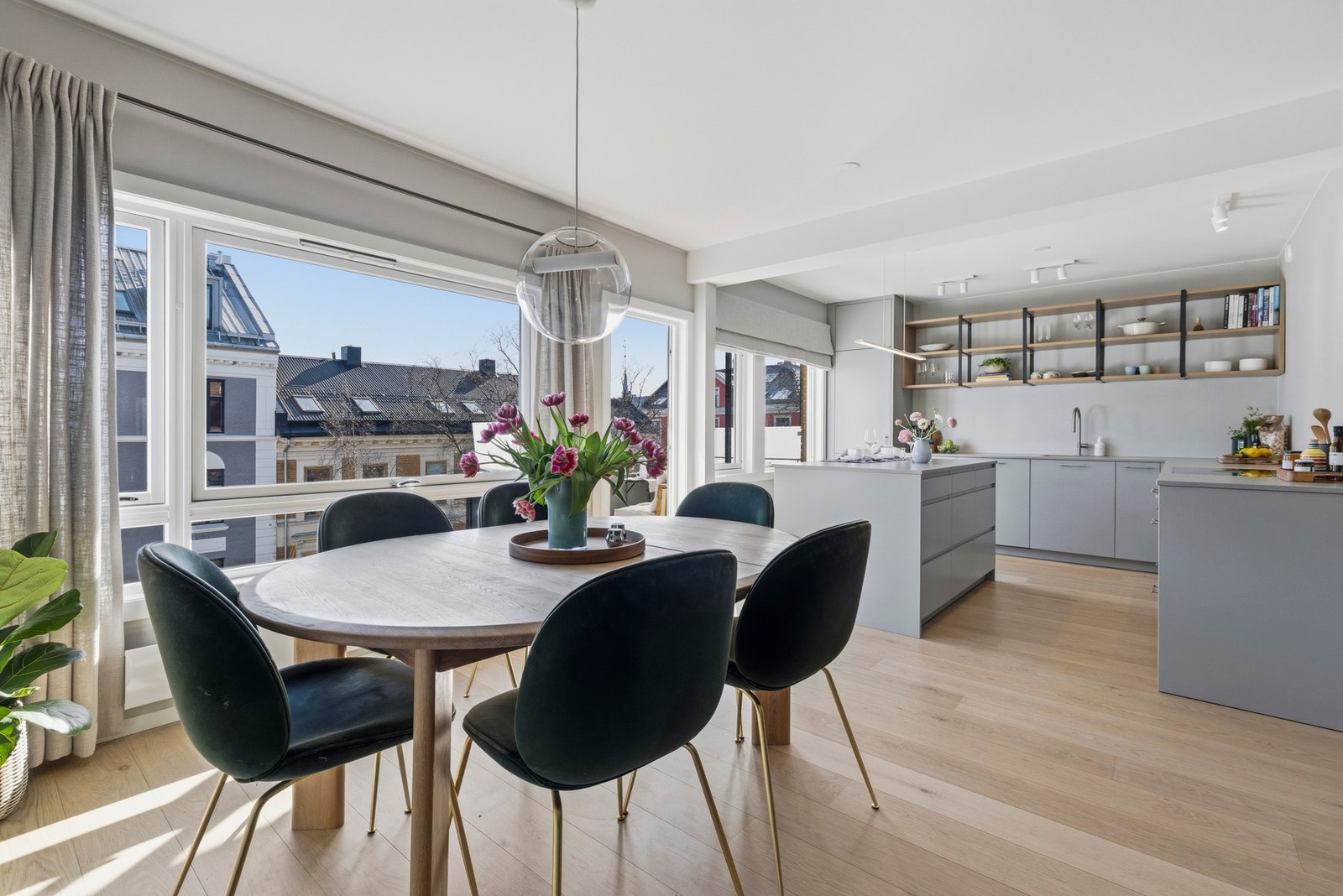 Velkommen til Sorgenfrigata 34, en stor og lekker 4-roms selveierleilighet med høy standard. Galleribilde