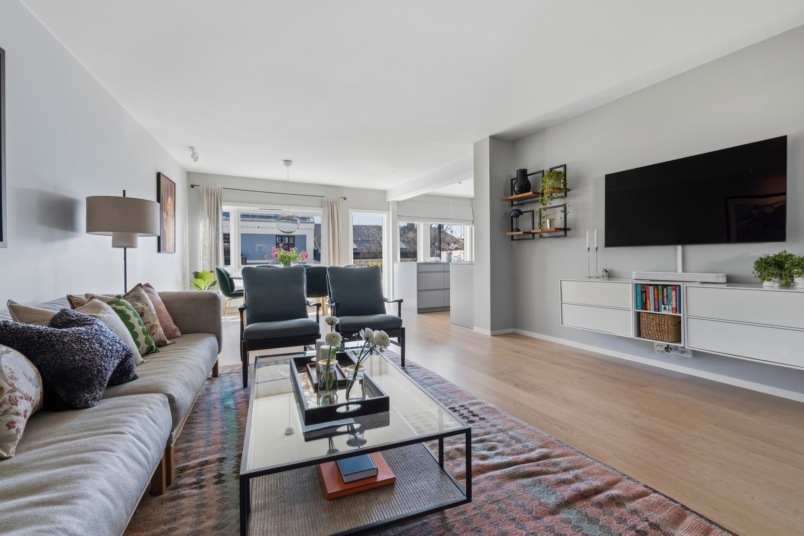 Sammen med kjøkkenet utgjør stuen et åpent, lekkert og svært romslig allrom, der store vinduer i front slipper inn rikelig med naturlig lys. Galleribilde