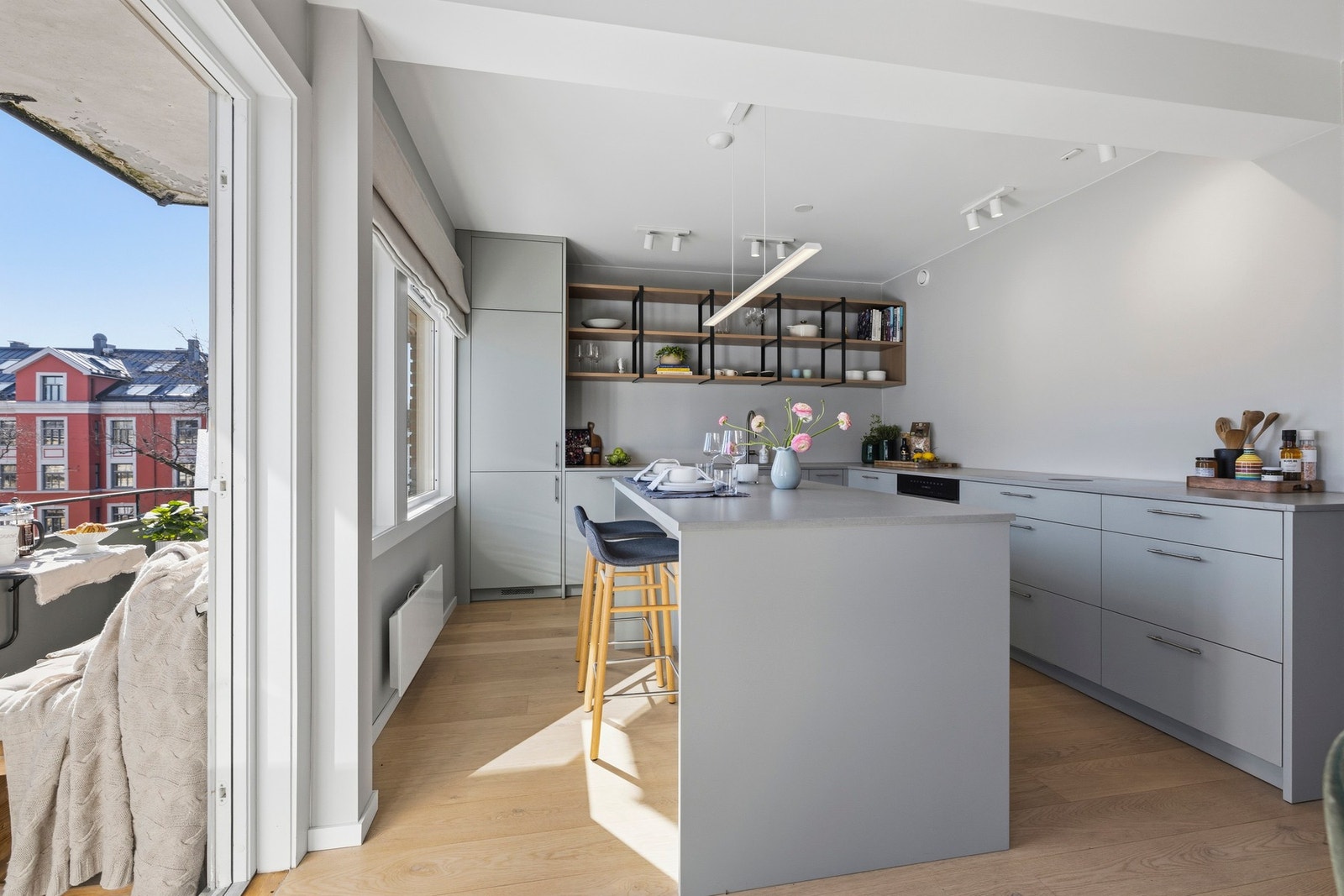 Bonaparte Interiør har stått for et flott resultatet er et gjennomført stilfullt hjem med plassbygde innredninger og flotte detaljer. Galleribilde