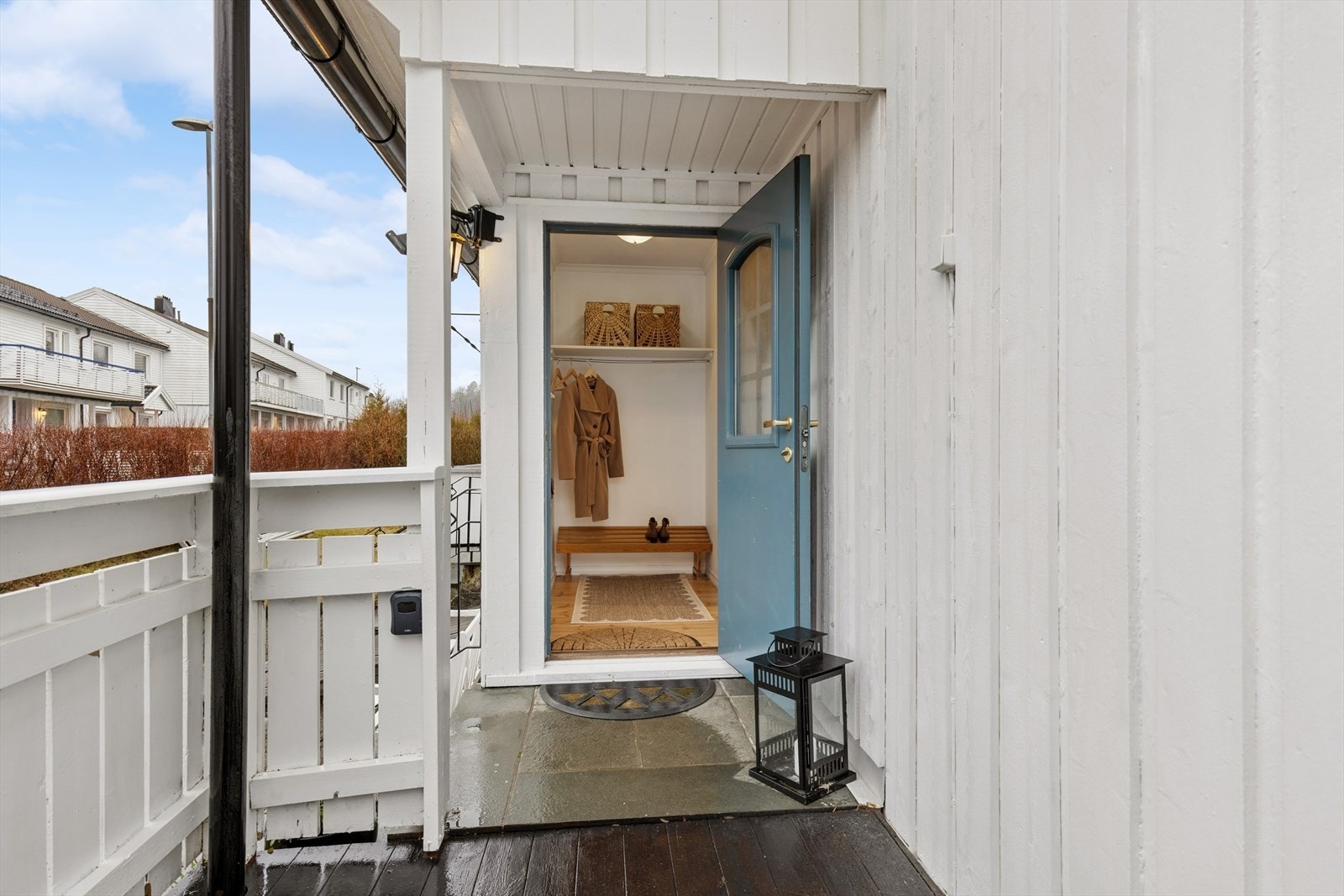 Hyggelig inngangsparti i 1. etasje Galleribilde