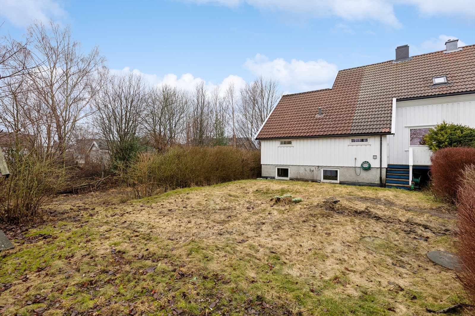 Plen i hagen med plass til både lekeapparater og hageutstyr. Galleribilde