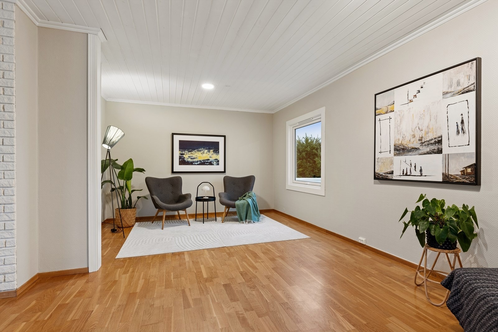 De ulike sonen i stuen gir rom for flere sittegrupper. Galleribilde