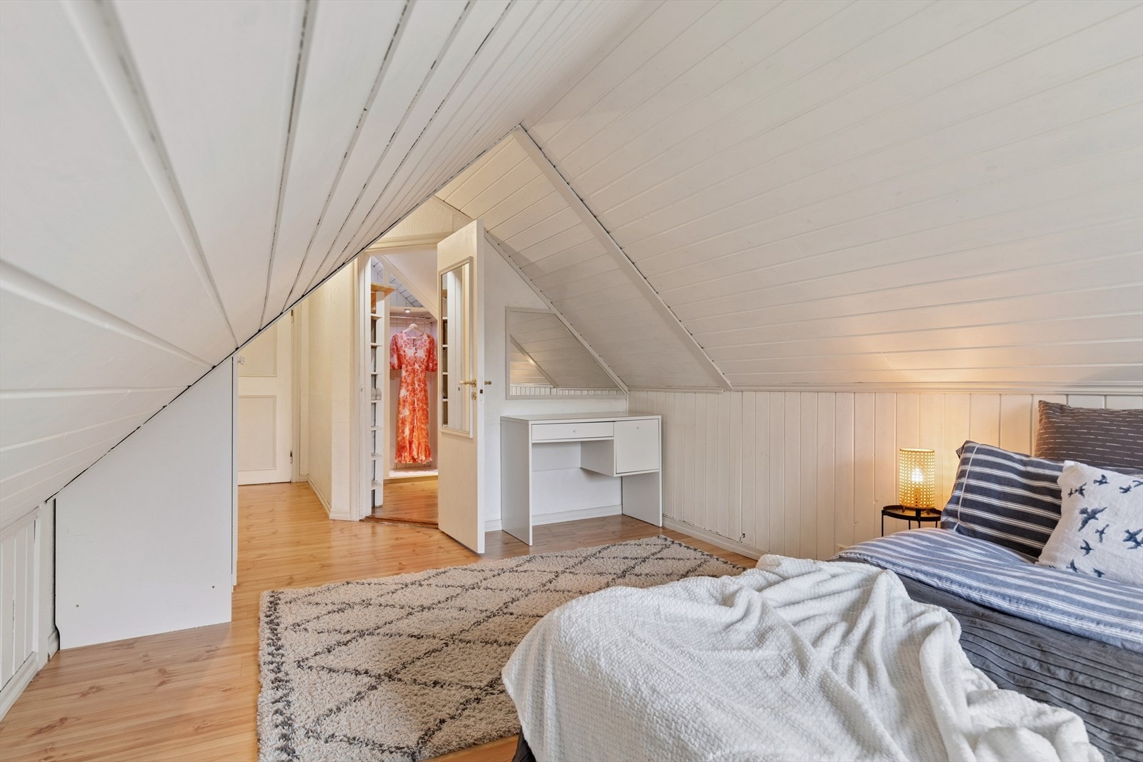 Hovedsoverommet har plass til dobbeltseng og tilhørende møbler. Galleribilde