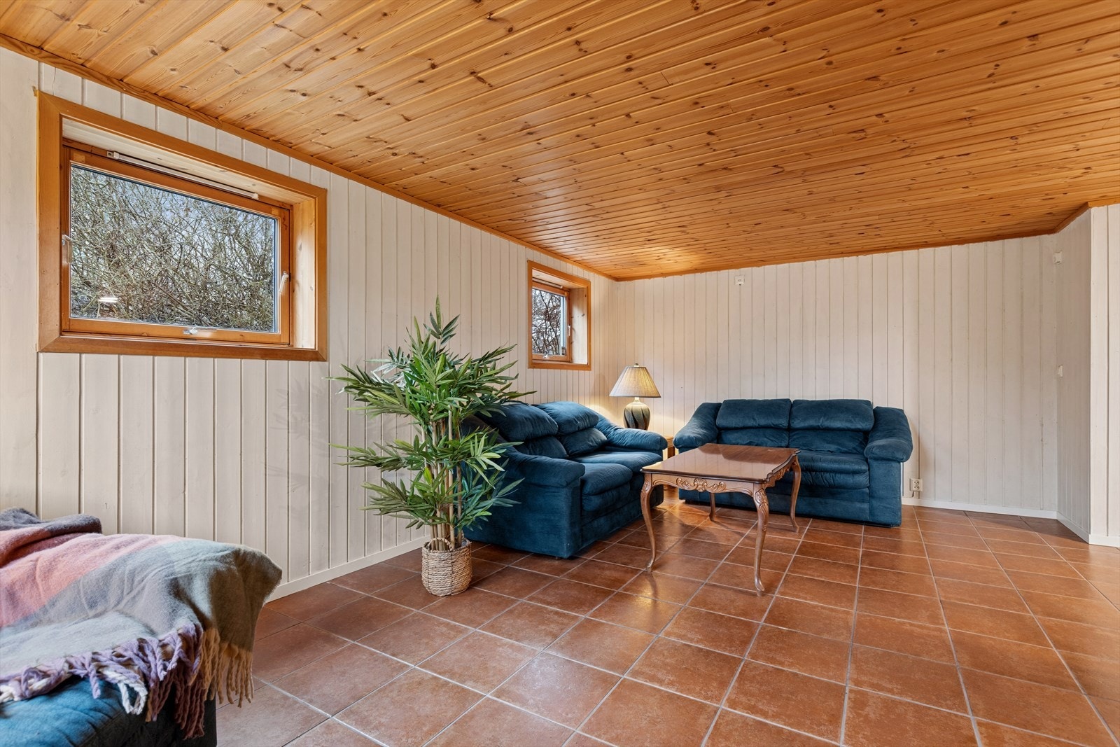 Boligen er meget innholdsrik og byr også på kjellerstue i underetasjen. Galleribilde