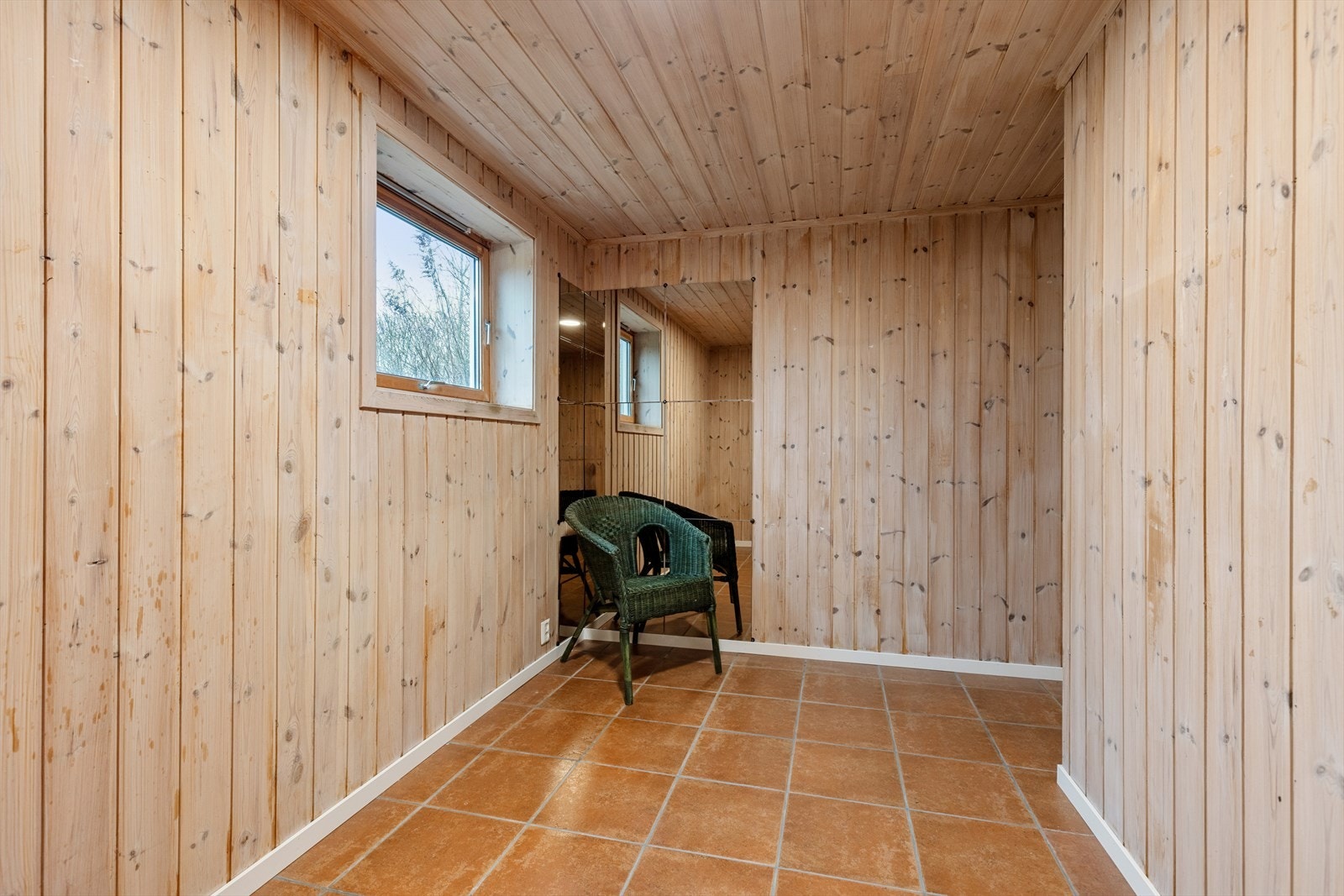 Boligen har også et soverom i underetasjen. Rommet har god plass til seng og tilhørende møblement. Galleribilde