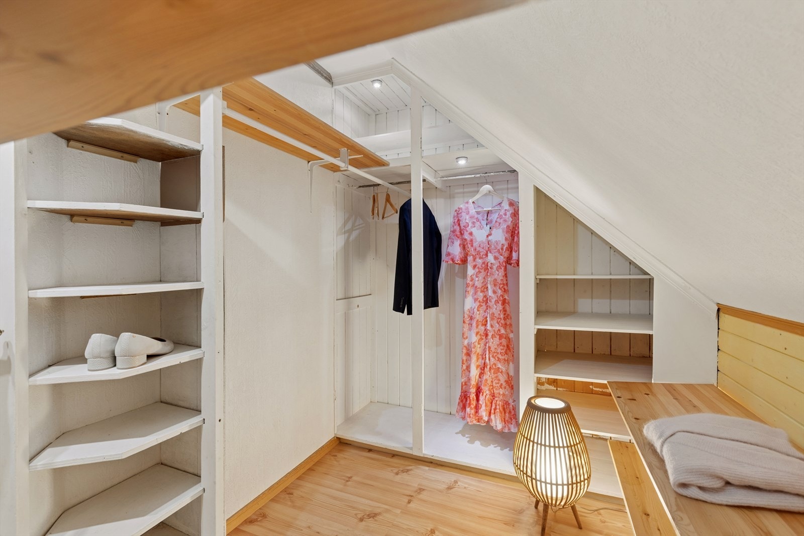 Bod i 2. etasje innredet til garderoberom. Galleribilde