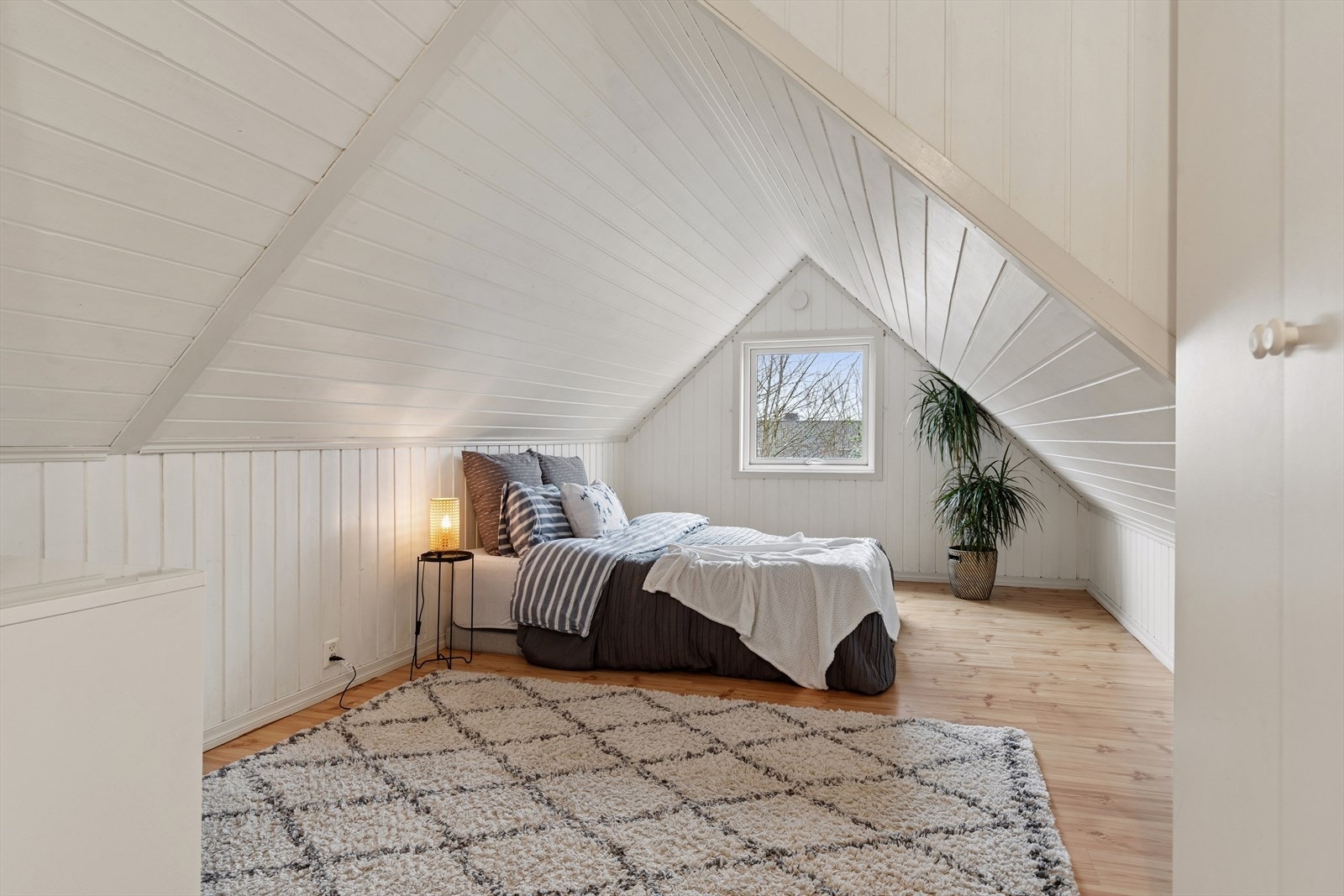 I boligens 2. etasje er det 3 soverom med skråtak. Galleribilde