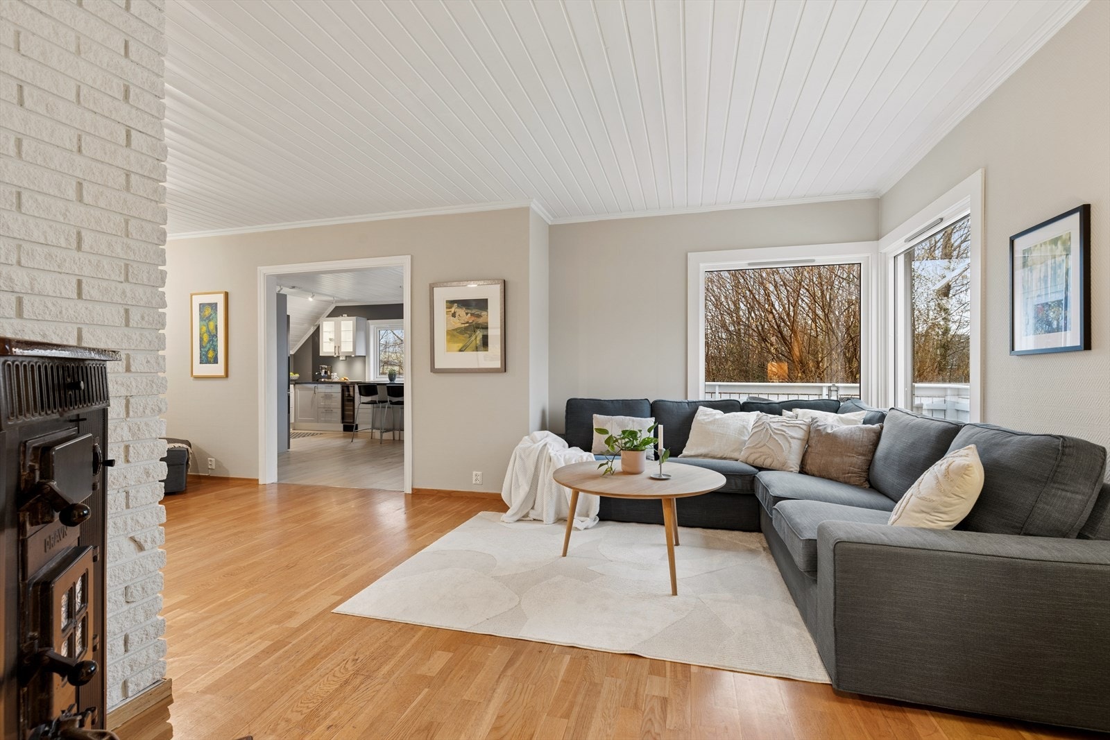 Store vindusflater sørger for rikelig med naturlig lys inn. Galleribilde