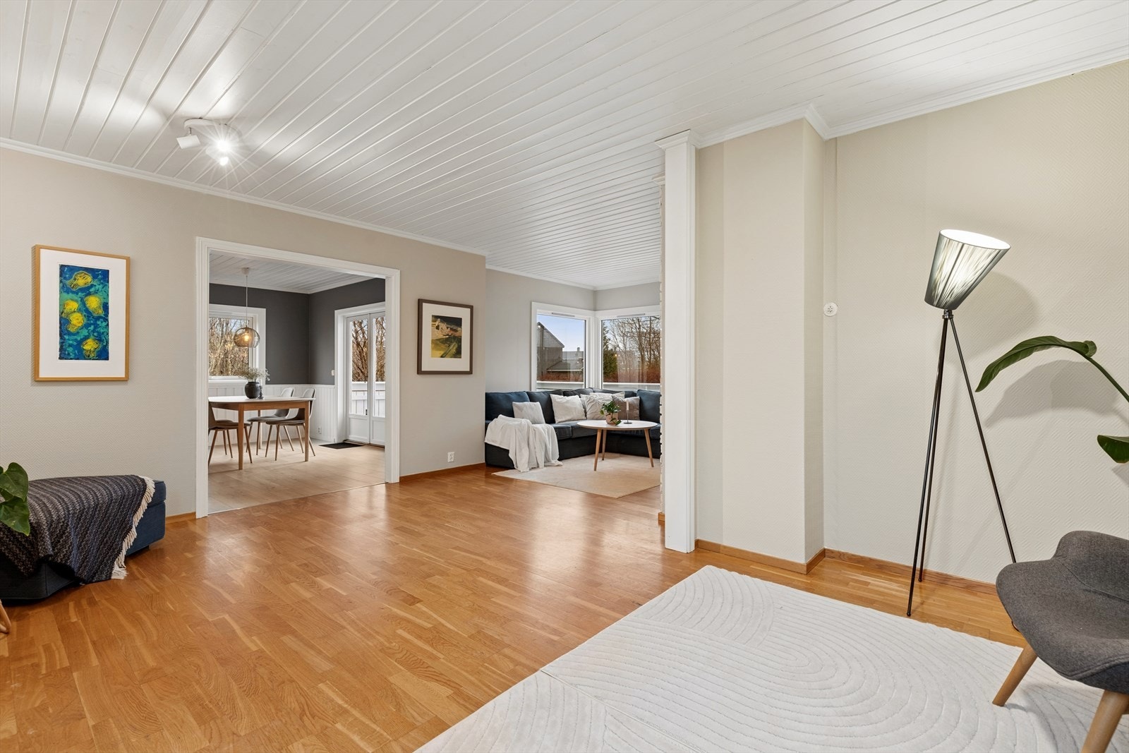 Fin sammenheng mellom rommene med delvis åpent inn mot kjøkkenet. Galleribilde