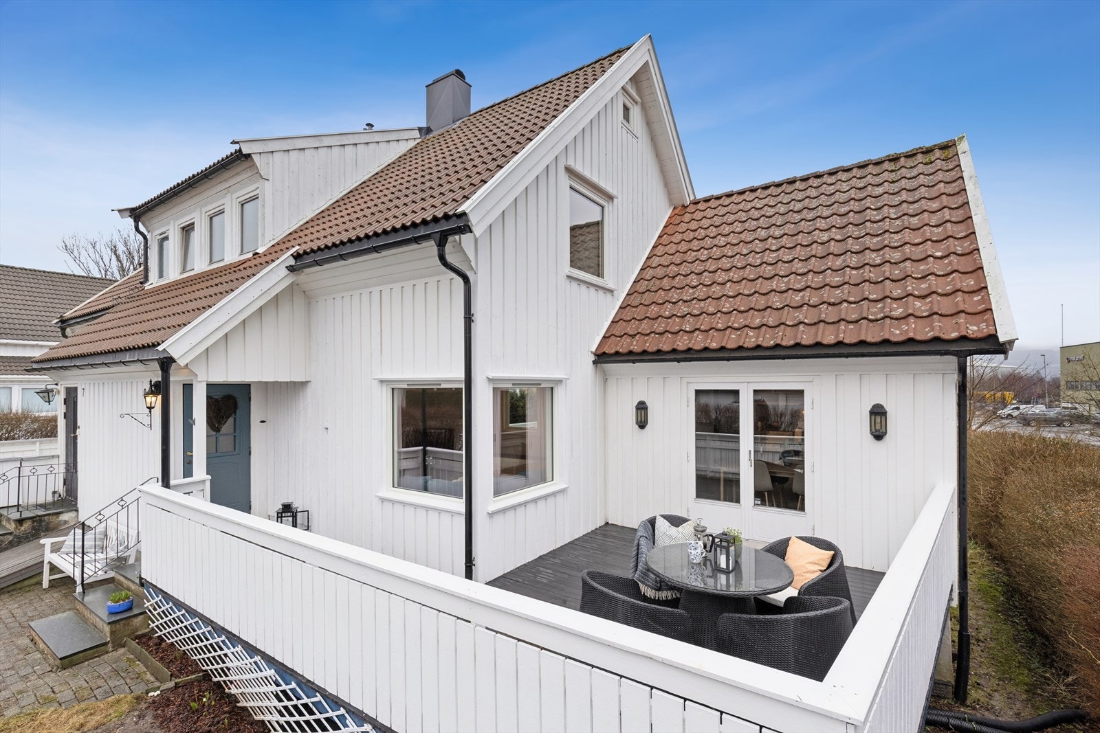 Lun og fin uteplass med enkel adkomst fra kjøkkenet. Galleribilde