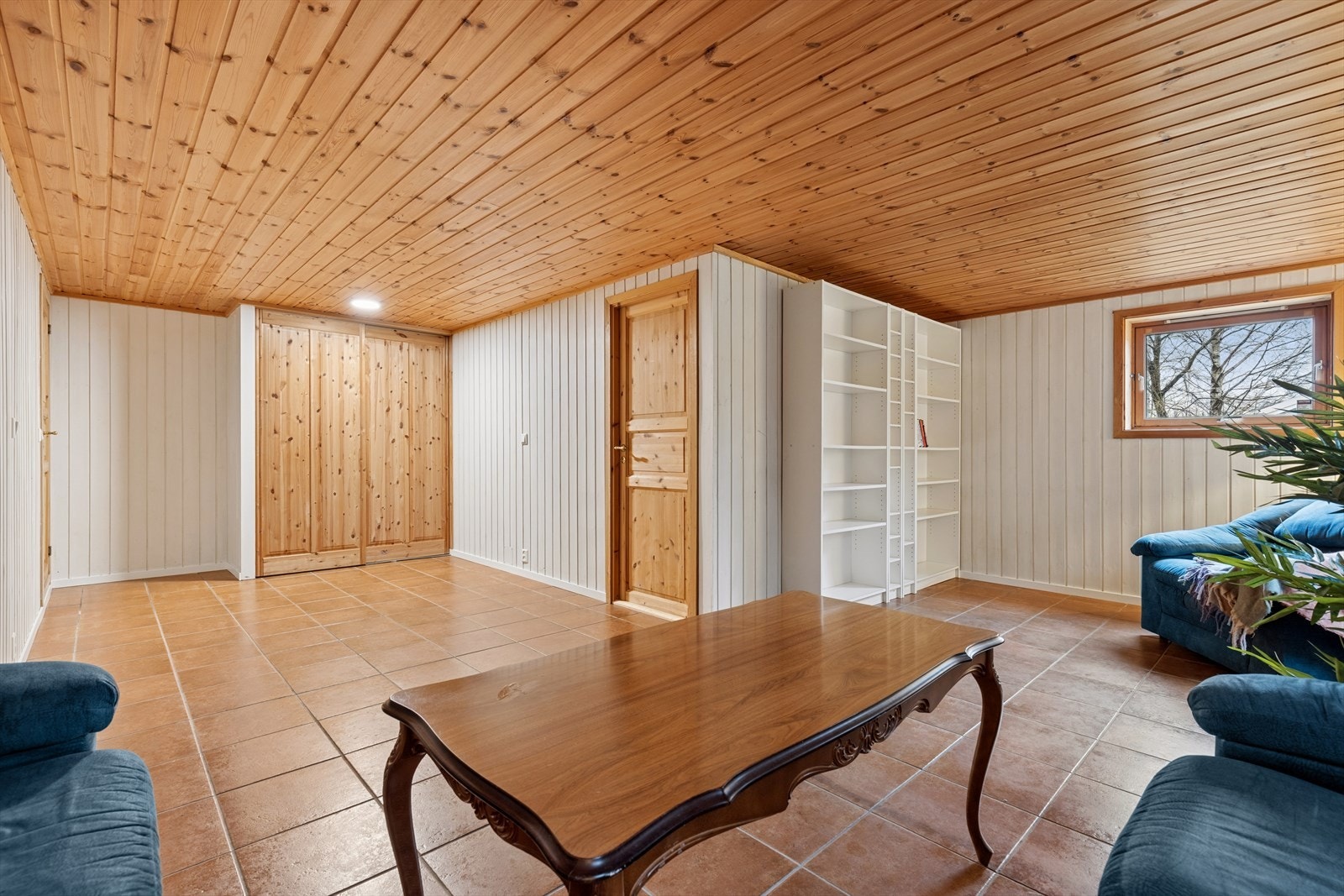 Kjellerstuen har flislagt gulv og panelte vegger. Galleribilde