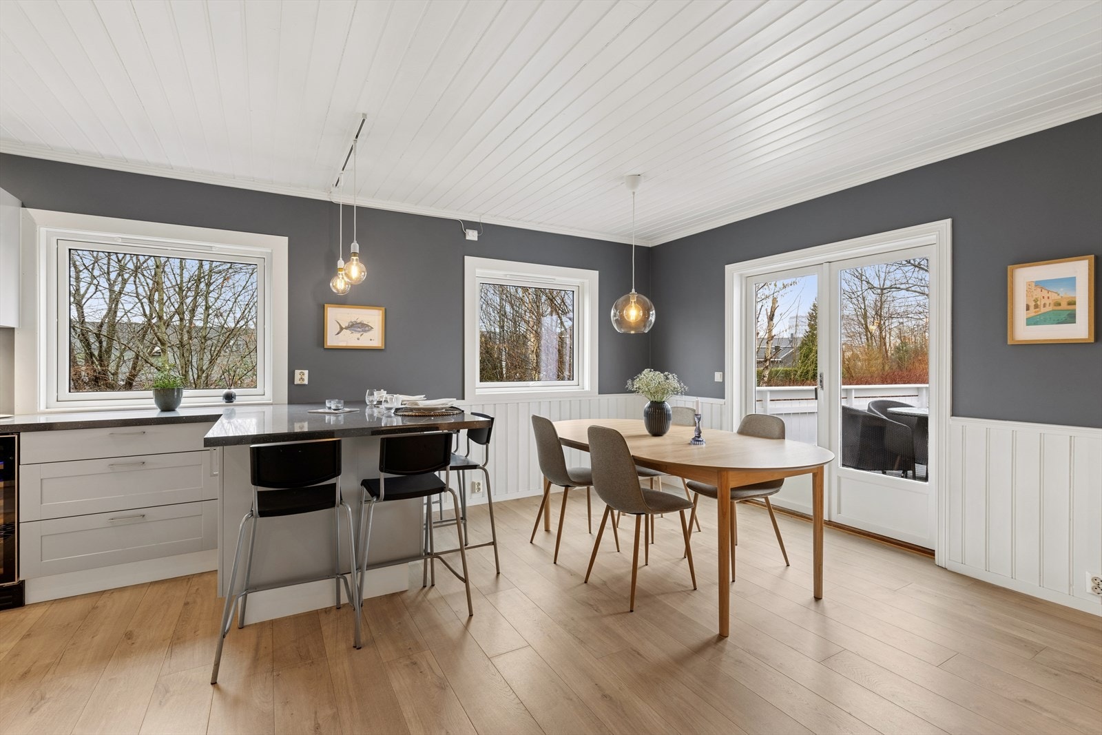 Kjøkkenet har god plass til spisestue og utgang til terrassen via dobler terrassedører. Galleribilde