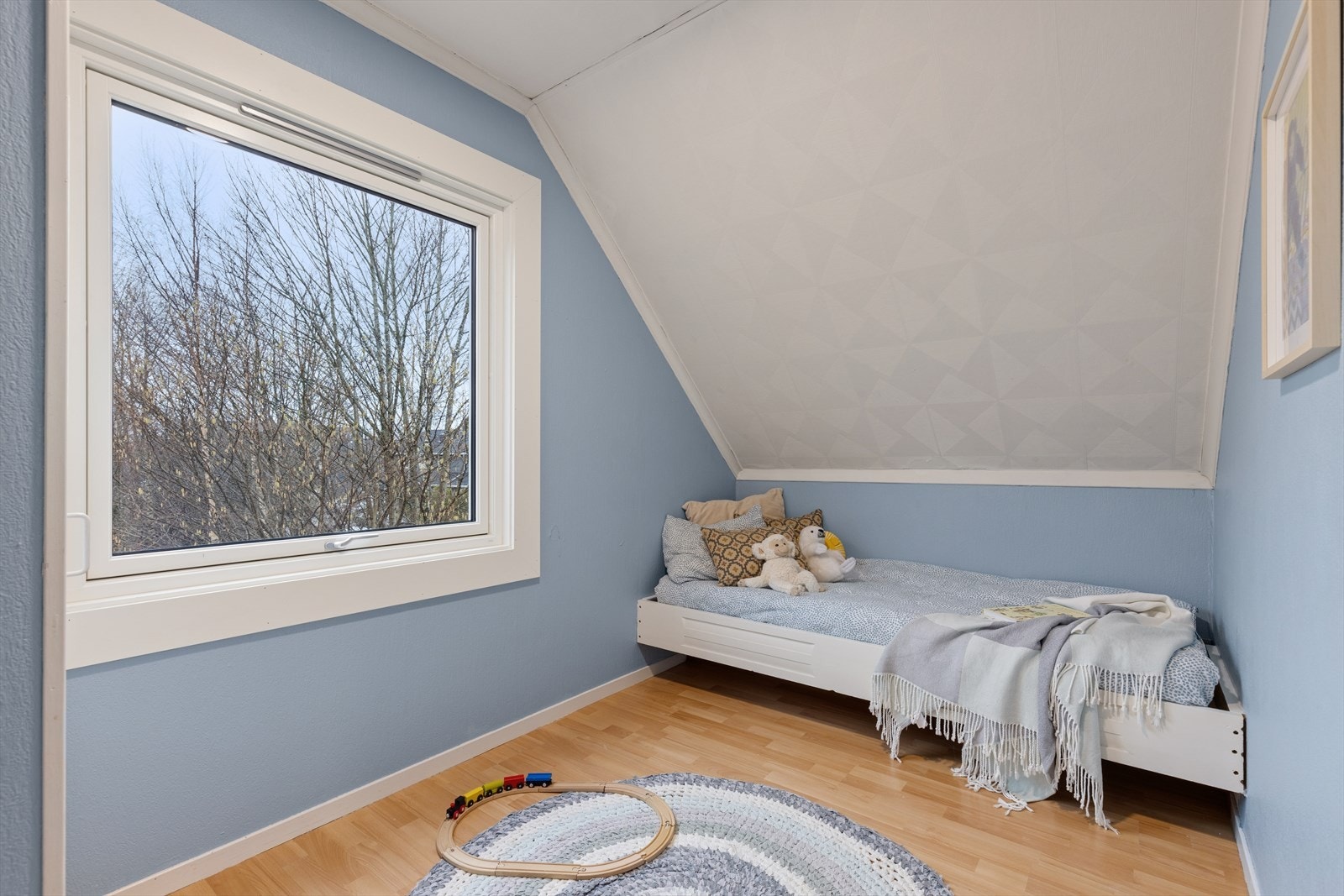 Også soverom nr. 3 i 2. etasje har praktisk plassbygd seng. Galleribilde