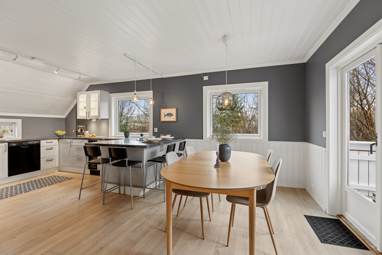 Kjøkkenet med spiseplass er et hyggelig og sosialt rom. Galleribilde