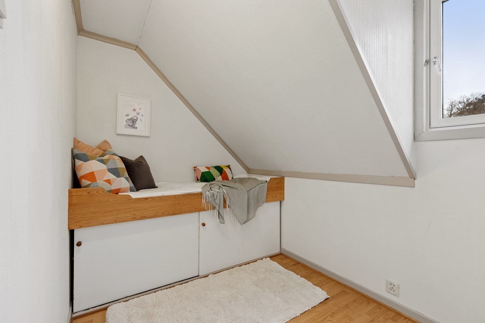 Soverom med plassbygd seng og oppbevaringsplass. Galleribilde