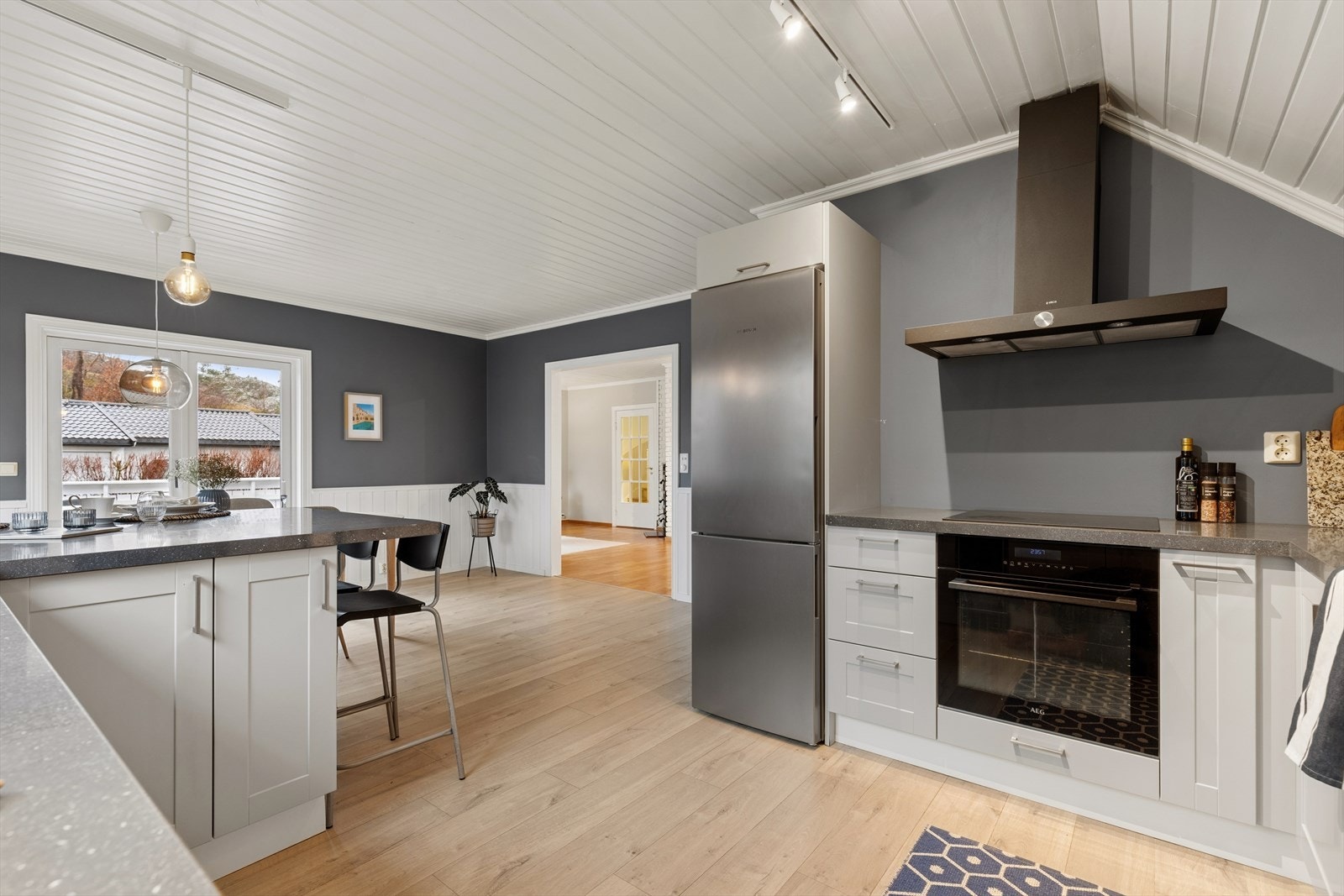 En praktisk kjøkkenøy med spiseplass gjør rommet både funksjonelt og sosialt. Galleribilde