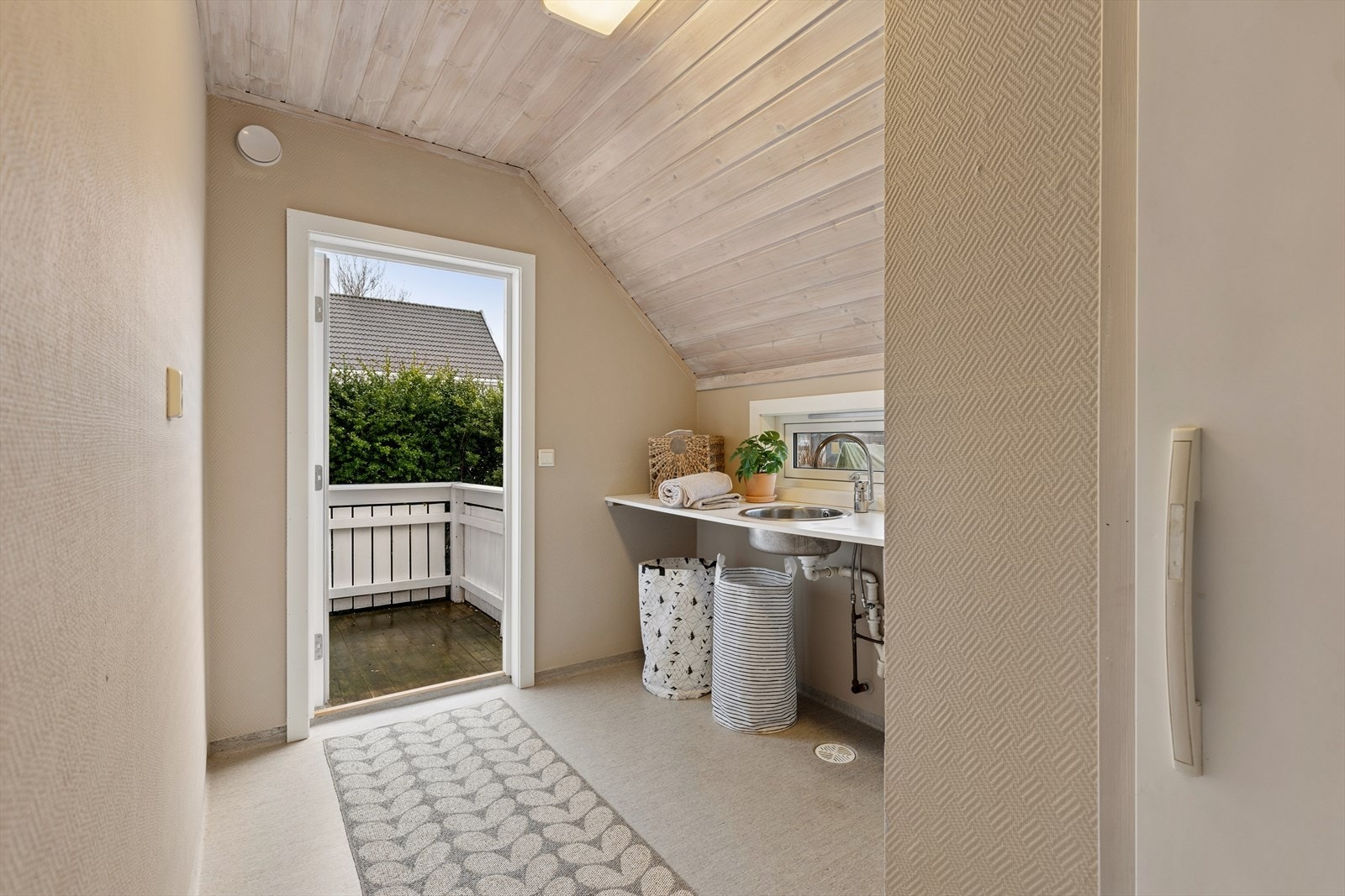 Vaskerommet er praktisk plassert ved kjøkkenet og har utgang til uteplassen. Galleribilde