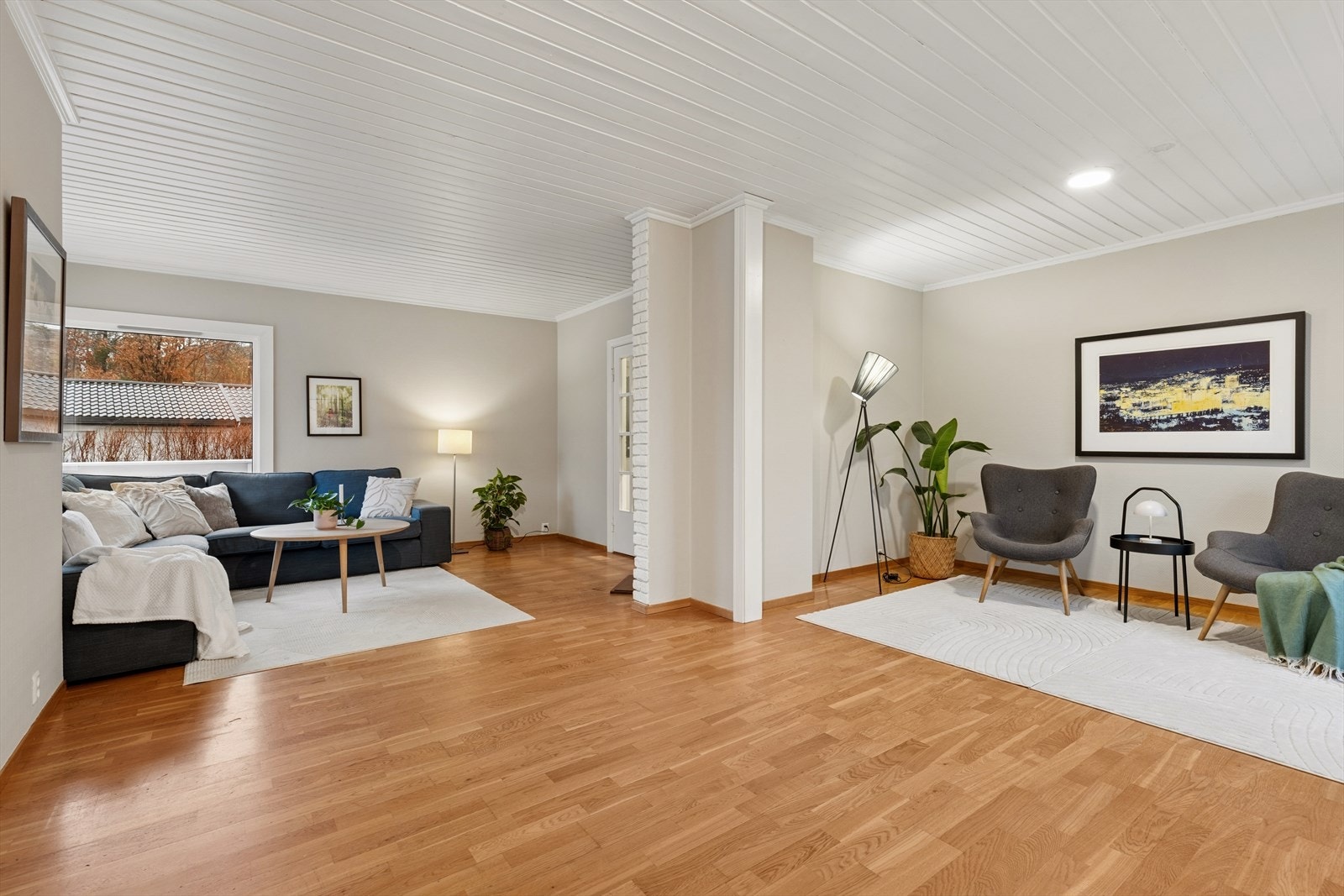 Stuen har parkettgulv og lysmalte vegger. Galleribilde