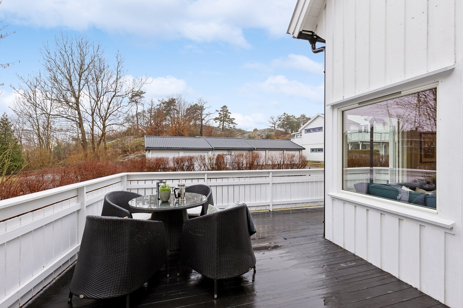 Stor terrasse med god plass til hagemøbler og grillutstyr. Galleribilde