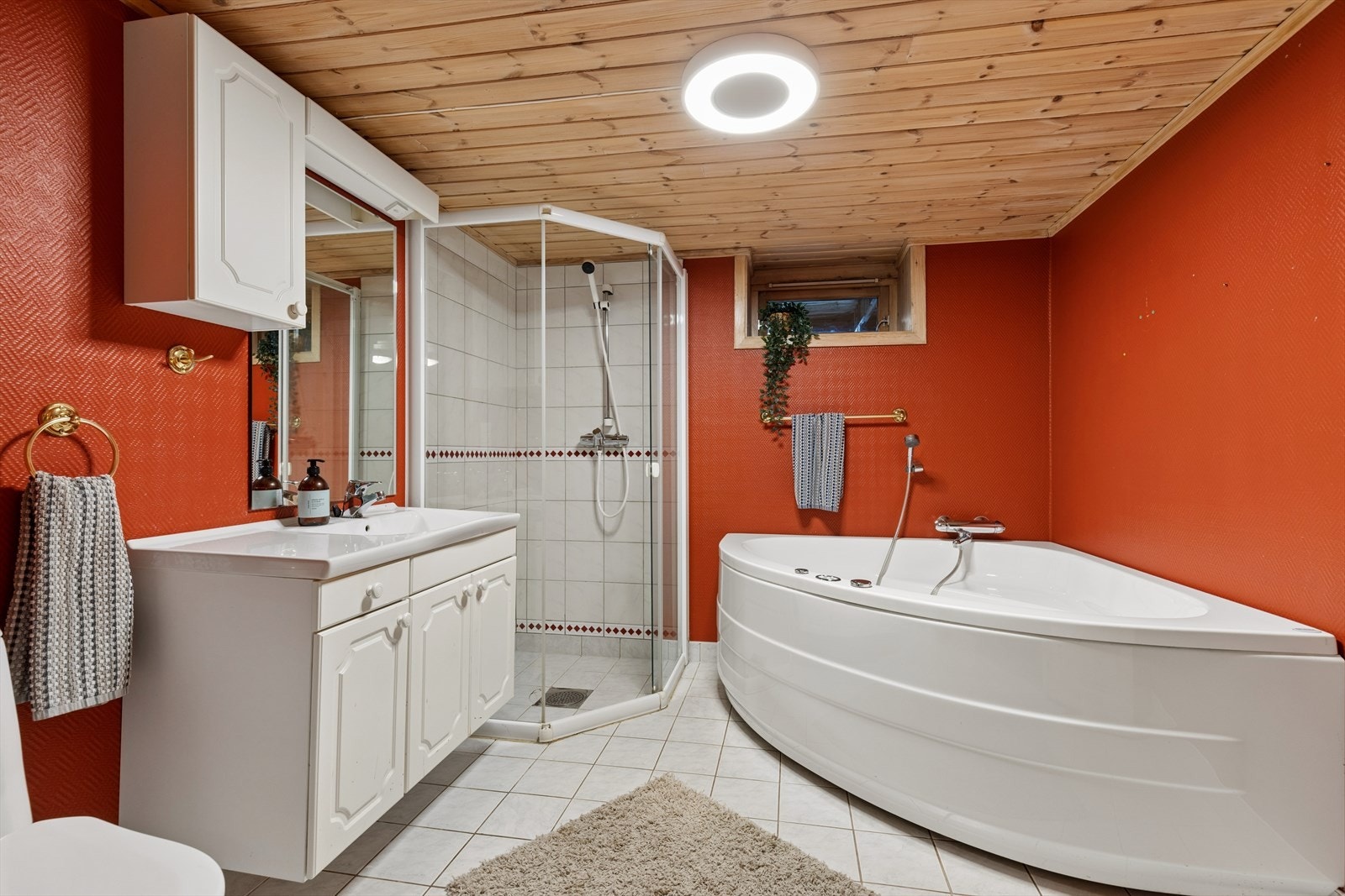 Bad i underetasjen som ble innredet i 1997 og pusset opp i 1998, med fliser på gulvet og fliser i dusjsonen. Innredet med både badekar og dusjhjørne, servant med skap og gulvmontert toalett. Galleribilde