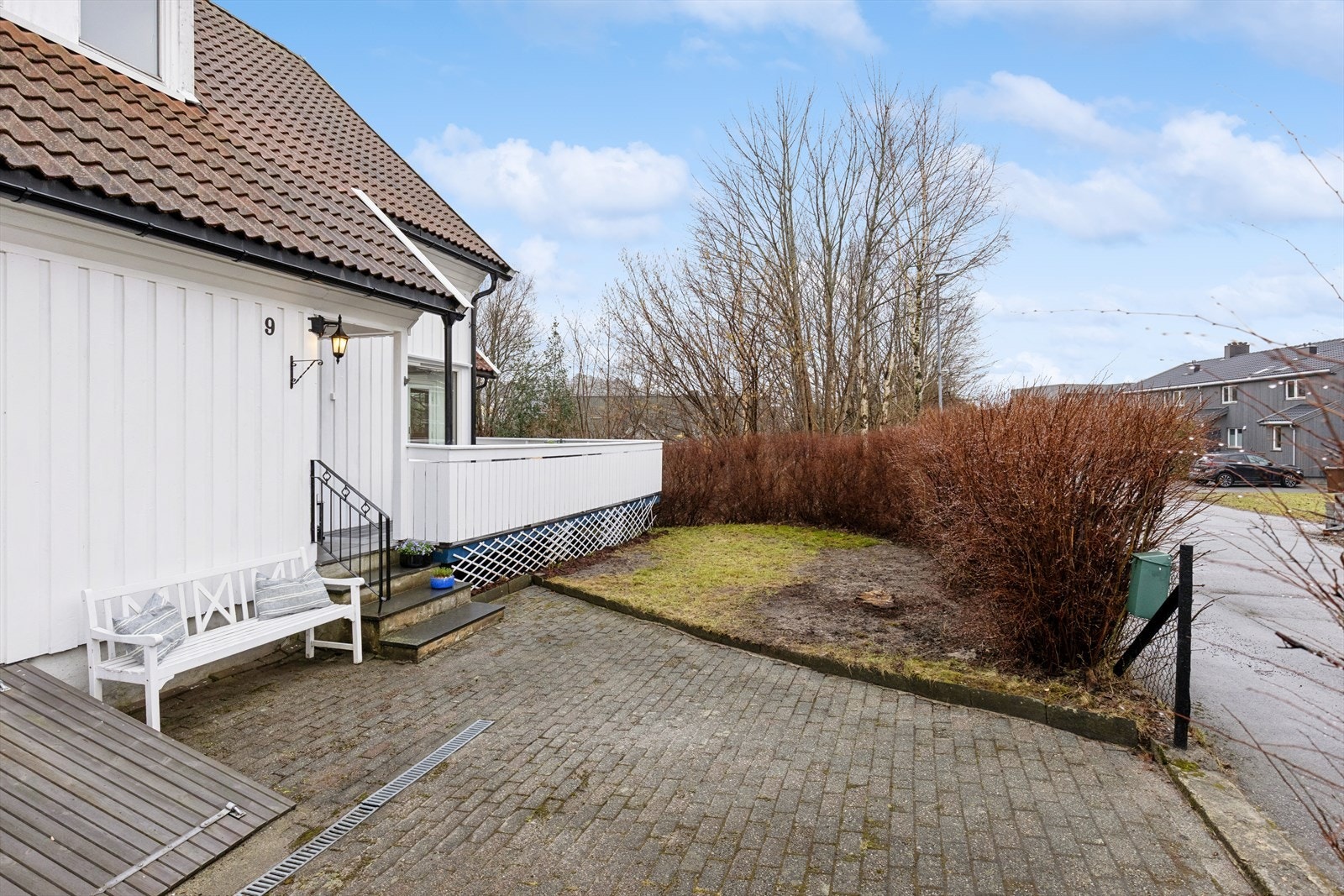 Eiendommen er pent opparbeidet med belegningstein, plen og beplantning. Galleribilde