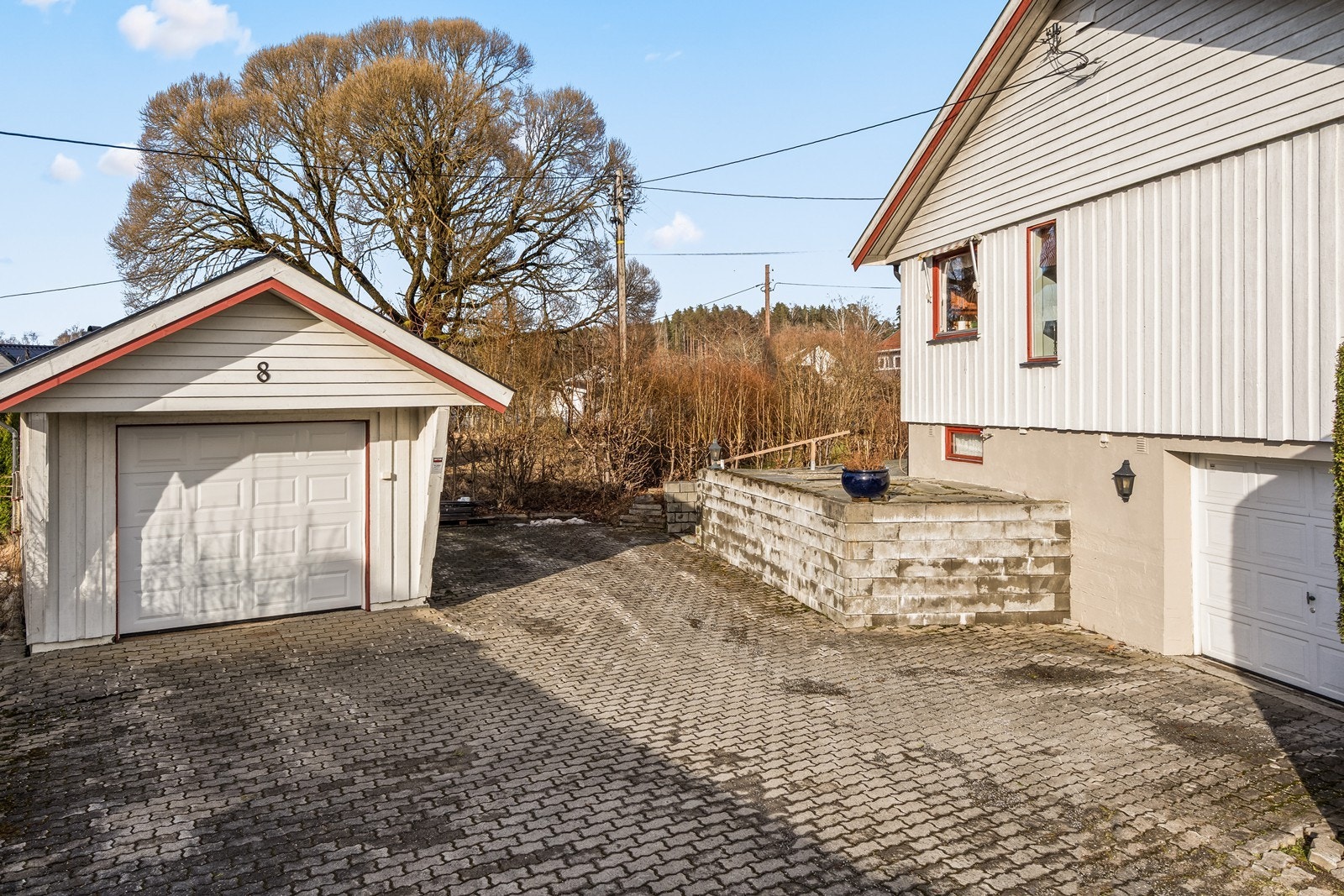 I tillegg til garasjen i underetasjen, er det en frittliggende garasje på ca 30 kvm. Galleribilde