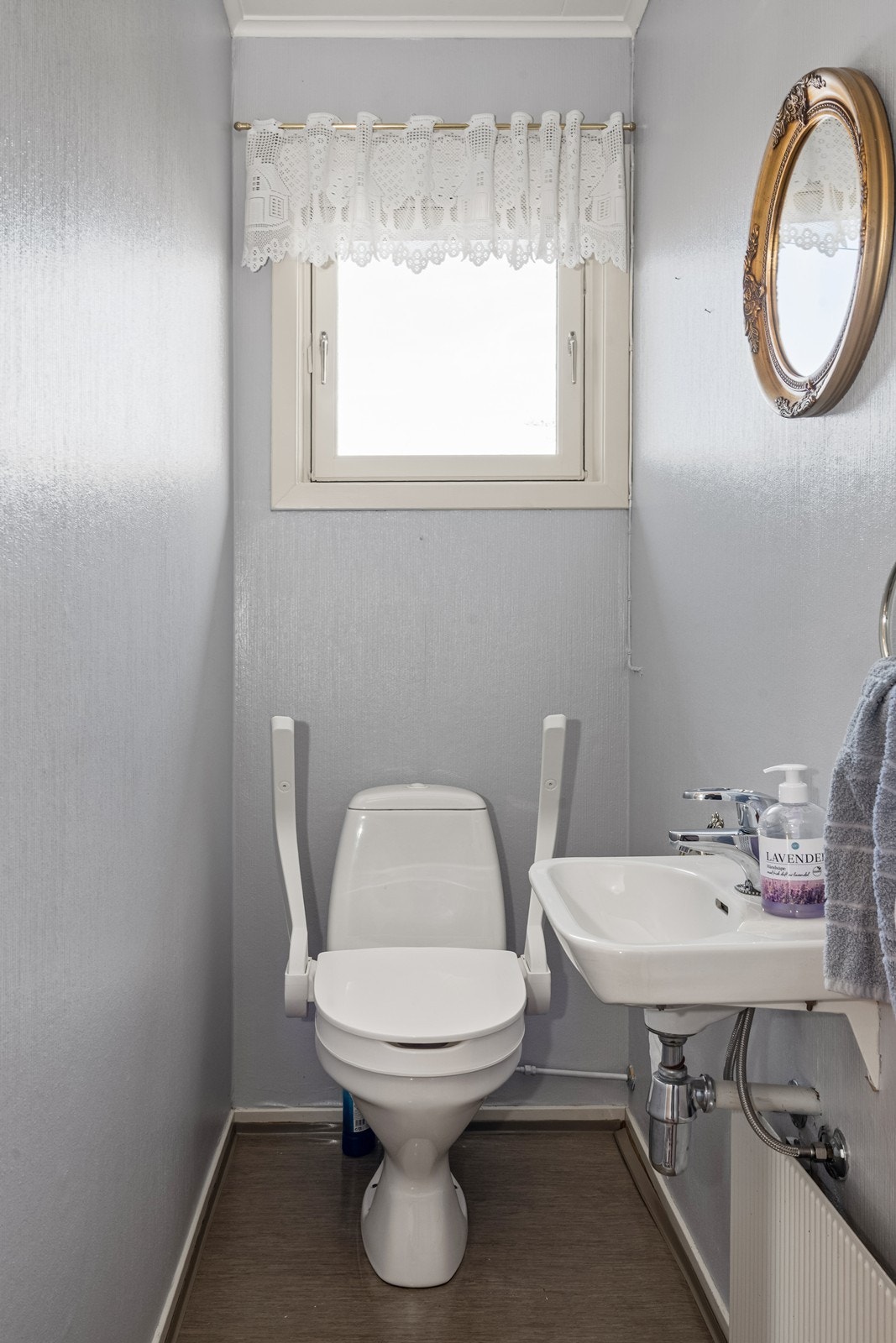 Toalettrom i 1. etasje, innredet med enkel servant samt toalett. Galleribilde