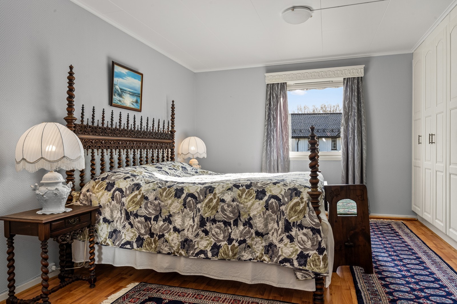 Hovedsoverommet med garderobeskap og utgang til innebygd veranda. Galleribilde