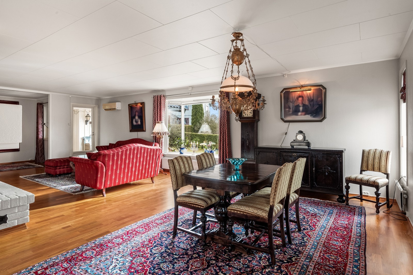 Det er god plass til spisegruppe i stua. Galleribilde