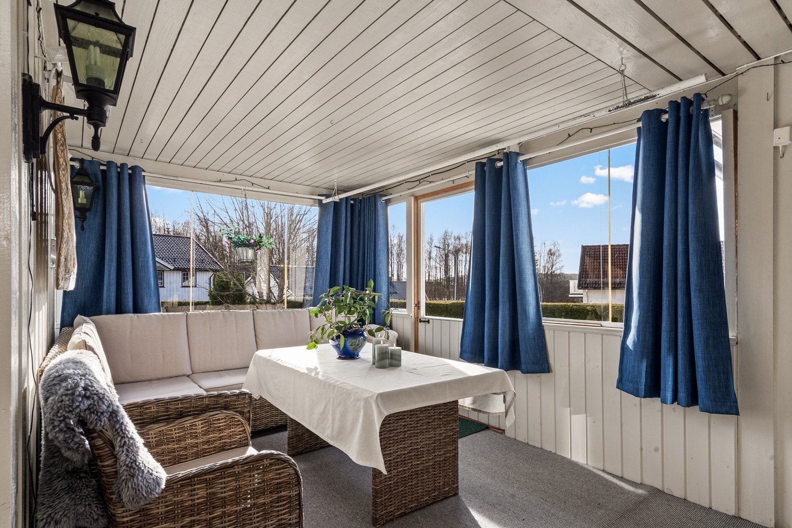 Takoverbygget og dels innglasset terrasse med tilgang fra stue og soverom. Galleribilde