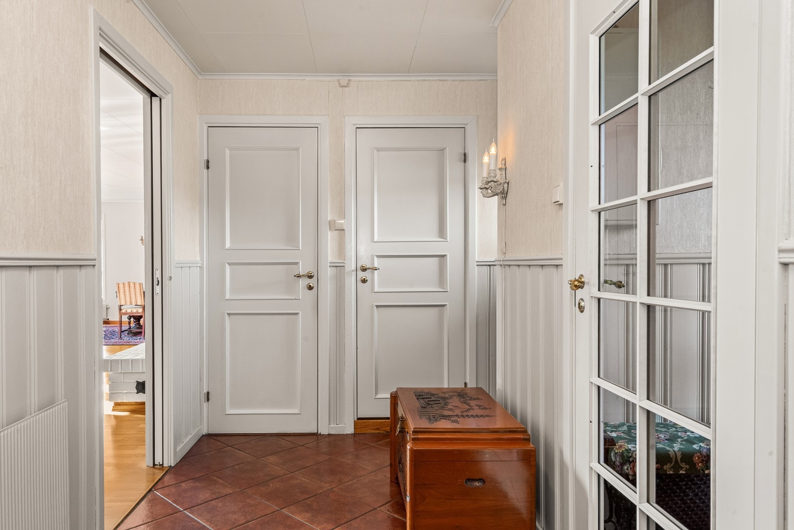 Lys og pen hall med flislagt gulv. Galleribilde