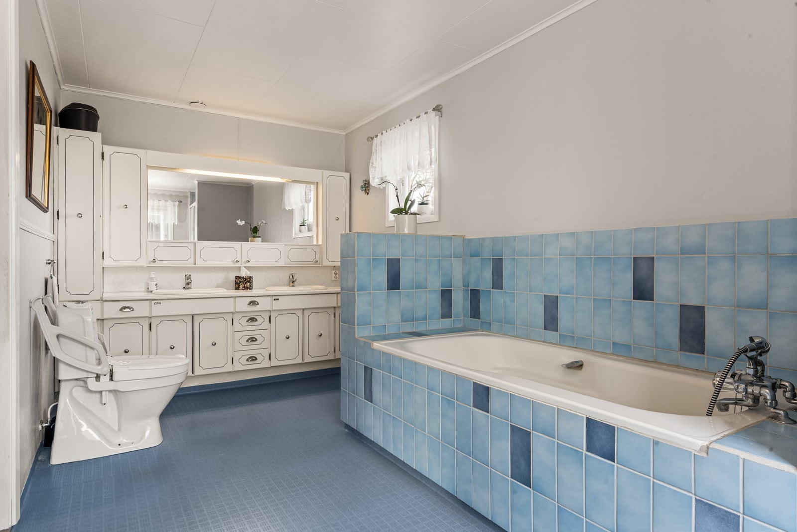 Boligen har et stort bad med løsninger fra 1982. Galleribilde