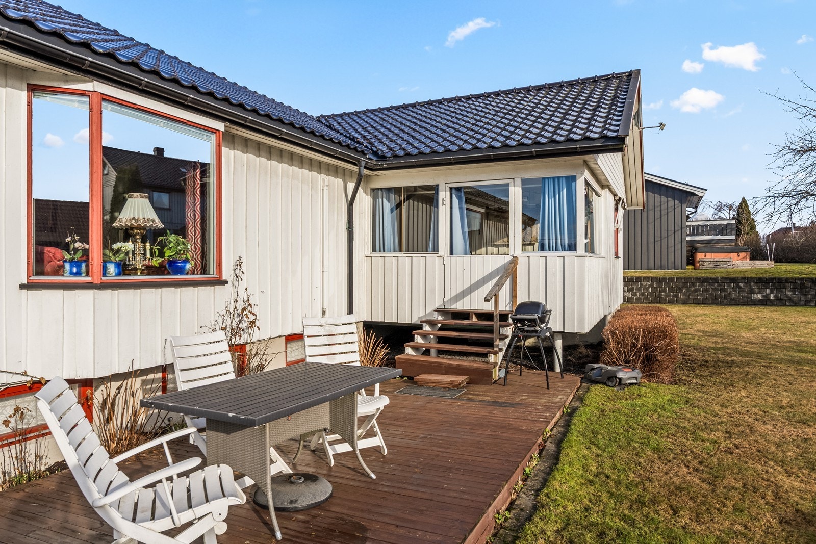 Lun og solrik terrasse som ligger foran stua. Den er på ca 20 kvm. og har god plass til møblering. Galleribilde