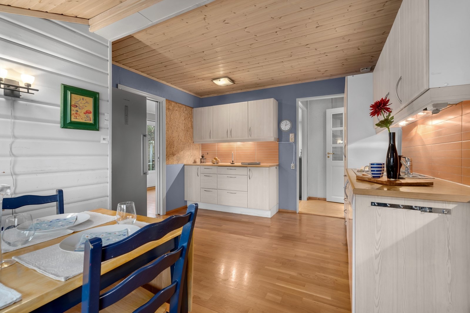 God skap og benkeplass. Galleribilde