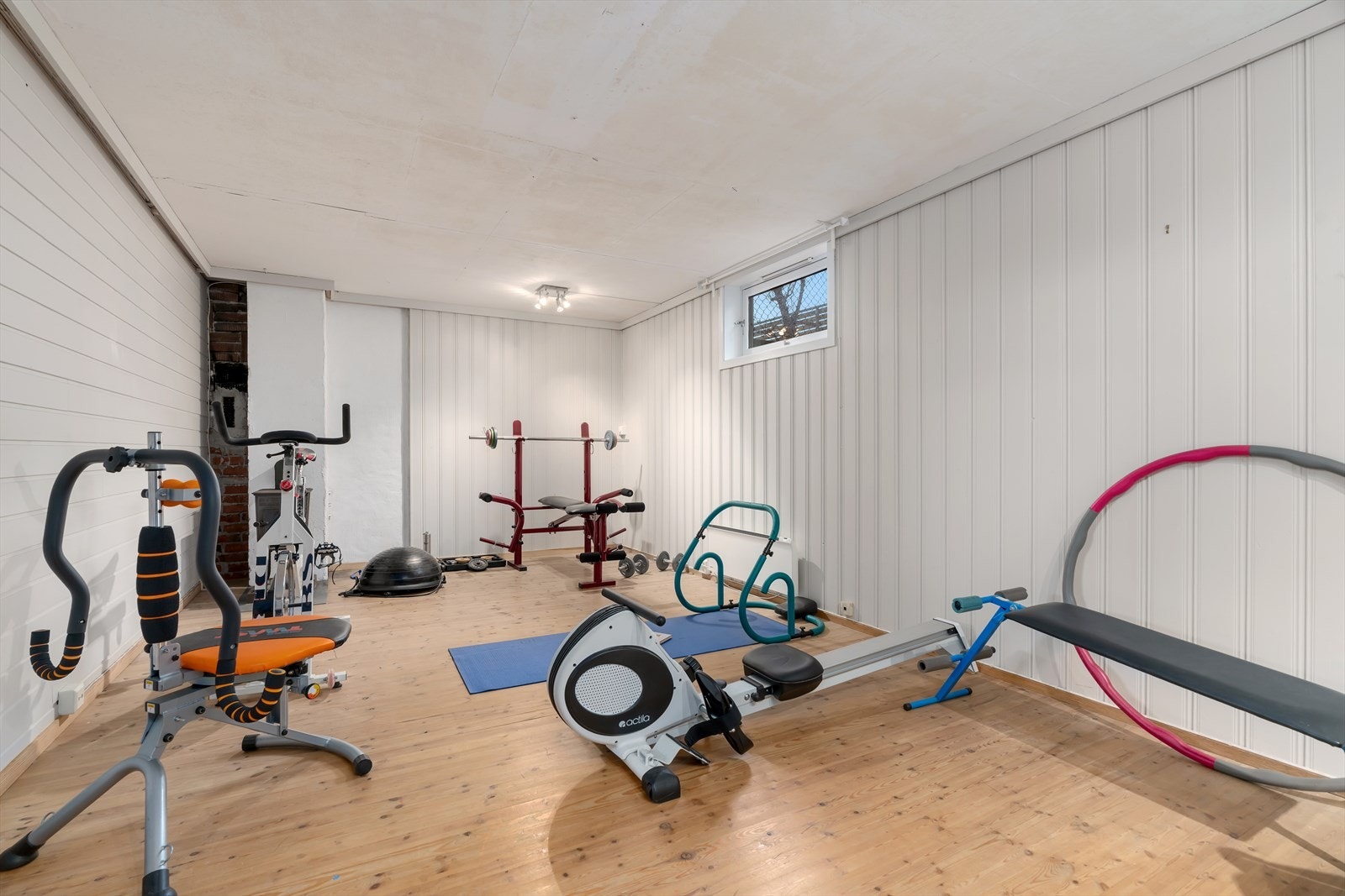 I boligen underetasje finner du en innredet tv-stue/treningsrom (ikke godkjent til varig opphold). Galleribilde