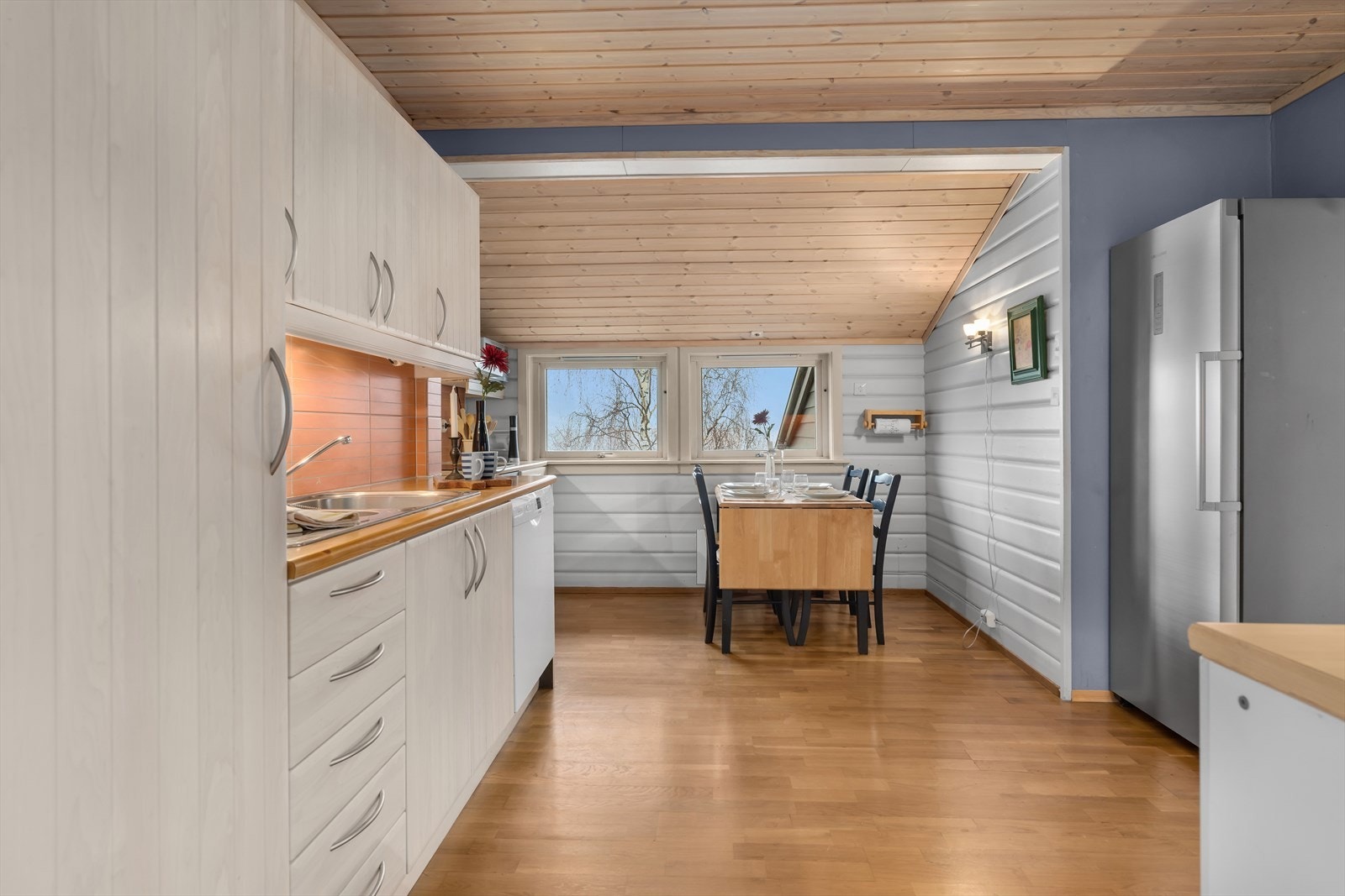 Kjøkkenet er meget romslig og har plass til et eget kjøkkenbord. Galleribilde