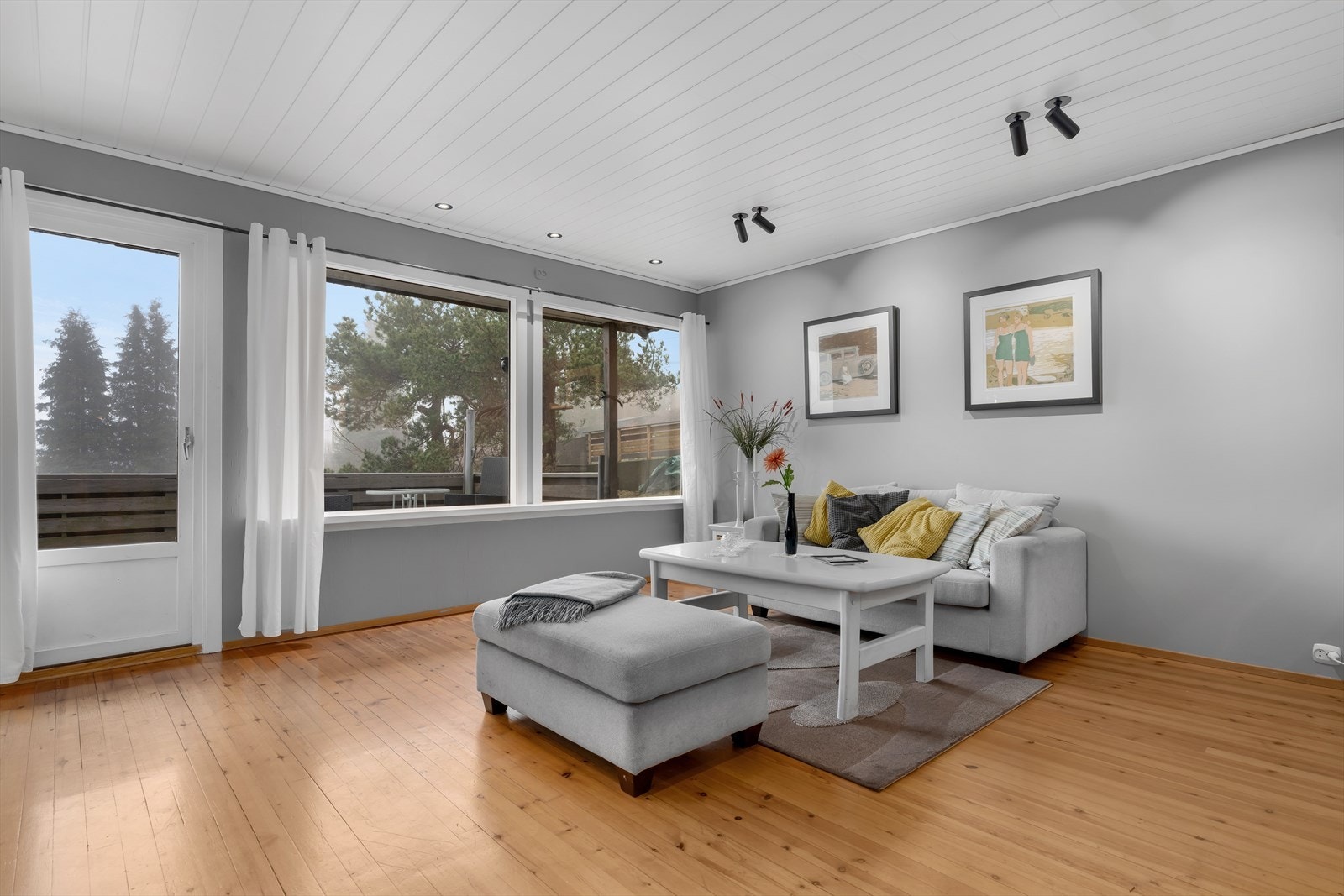 Fra stuen er det direkte adkomst til romslig uteareal. Galleribilde