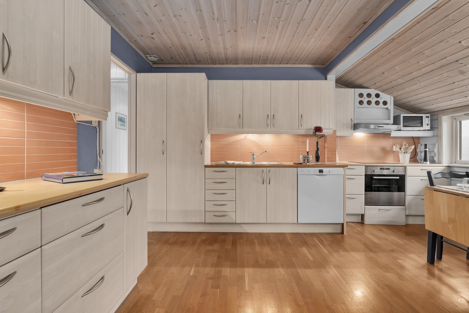 Det leveres med oppvaskmaskin, komfyrtopp og stekeovn. Galleribilde