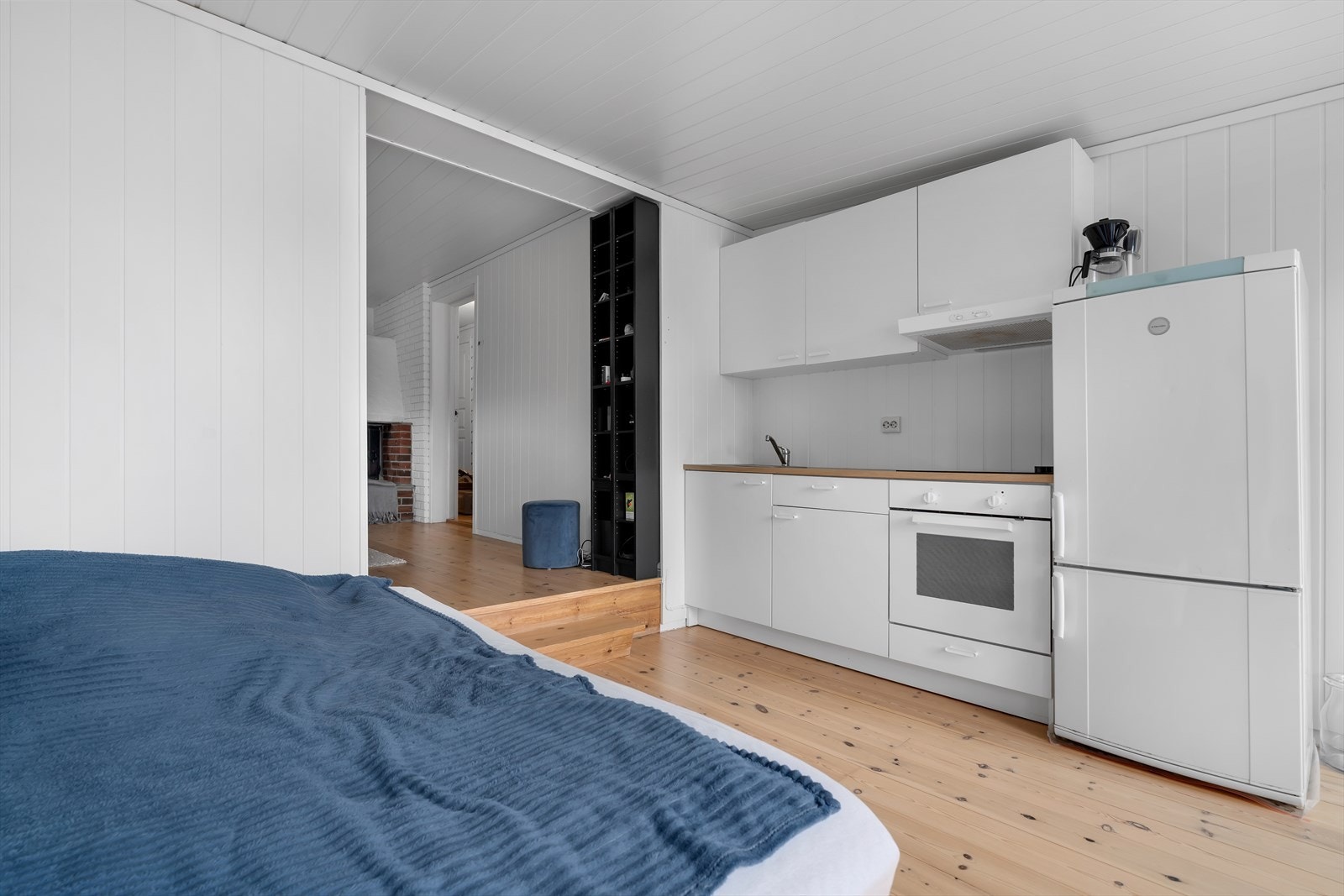 Nivå ned til en ytterlige kjellerstue. Her er det montert et pent kjøkken fra IKEA som var nytt i 2014/2015. Galleribilde