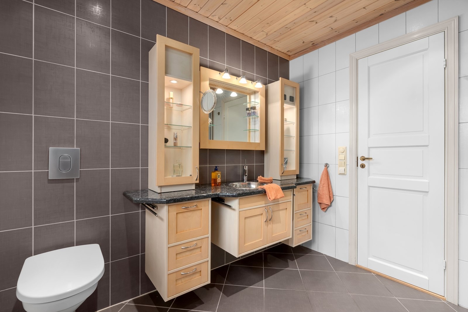 Det er satt inn et nyere vindu, og badet har innredning med både badekar/dusjkabinett og vegghengt toalett. Galleribilde