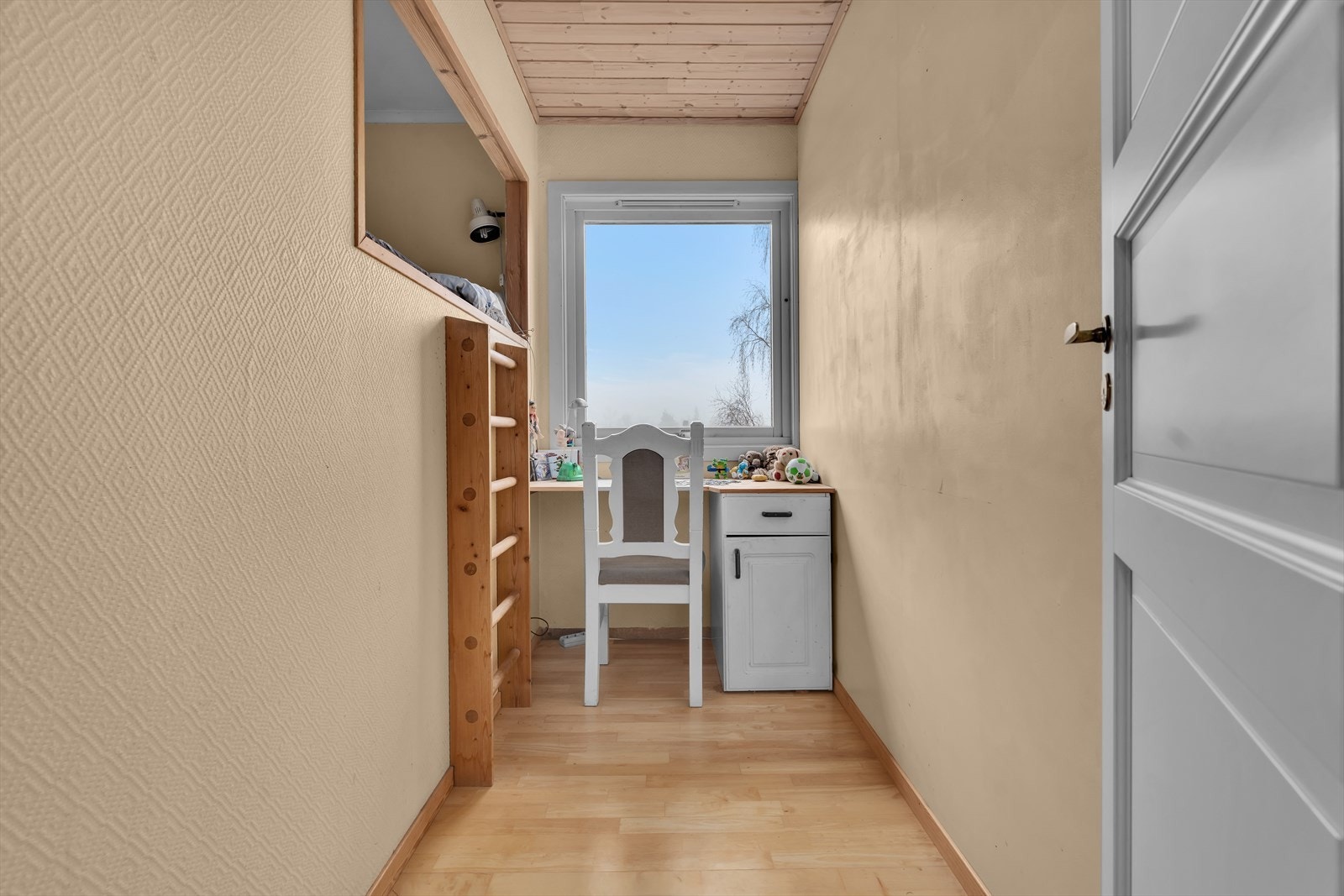 Kontor med trapp opp til innhukk i vegg. Galleribilde