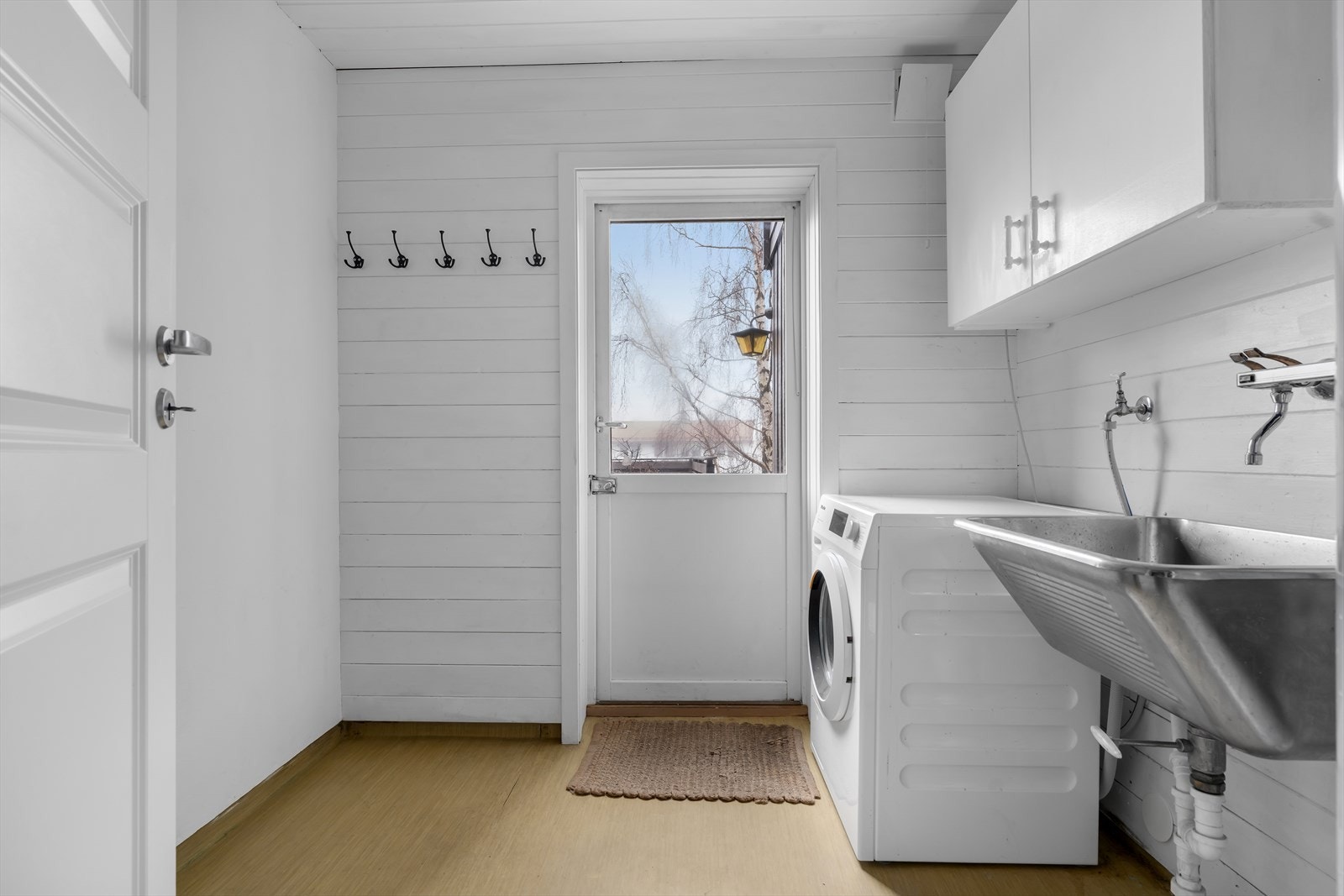 Vaskerommet i underetasjen er av eldre dato og må også oppgraderes for å møte dagens våtromskrav. Det har utslagsvask og opplegg for vaskemaskin. Galleribilde
