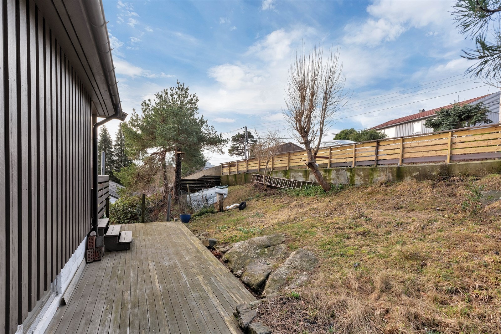 Fra hovedterrassen går det en trapp ned til en ytterligere terrasse. Galleribilde