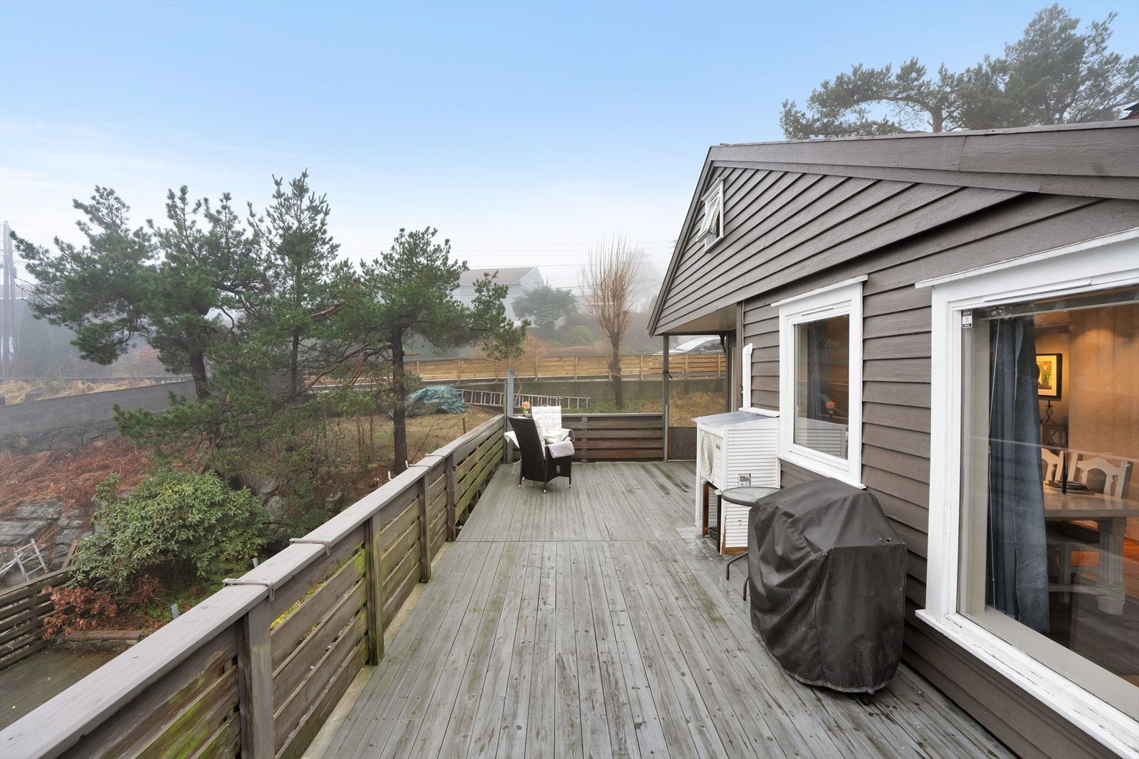 Terrassen tilbyr ypperlige forhold for lange sommerkvelder med sol til ca. klokken 20.00. På grunn av beliggenheten er det stort sett alltid lunt og lite vind på terrassen, noe som gjør den svært behagelig å bruke. Galleribilde