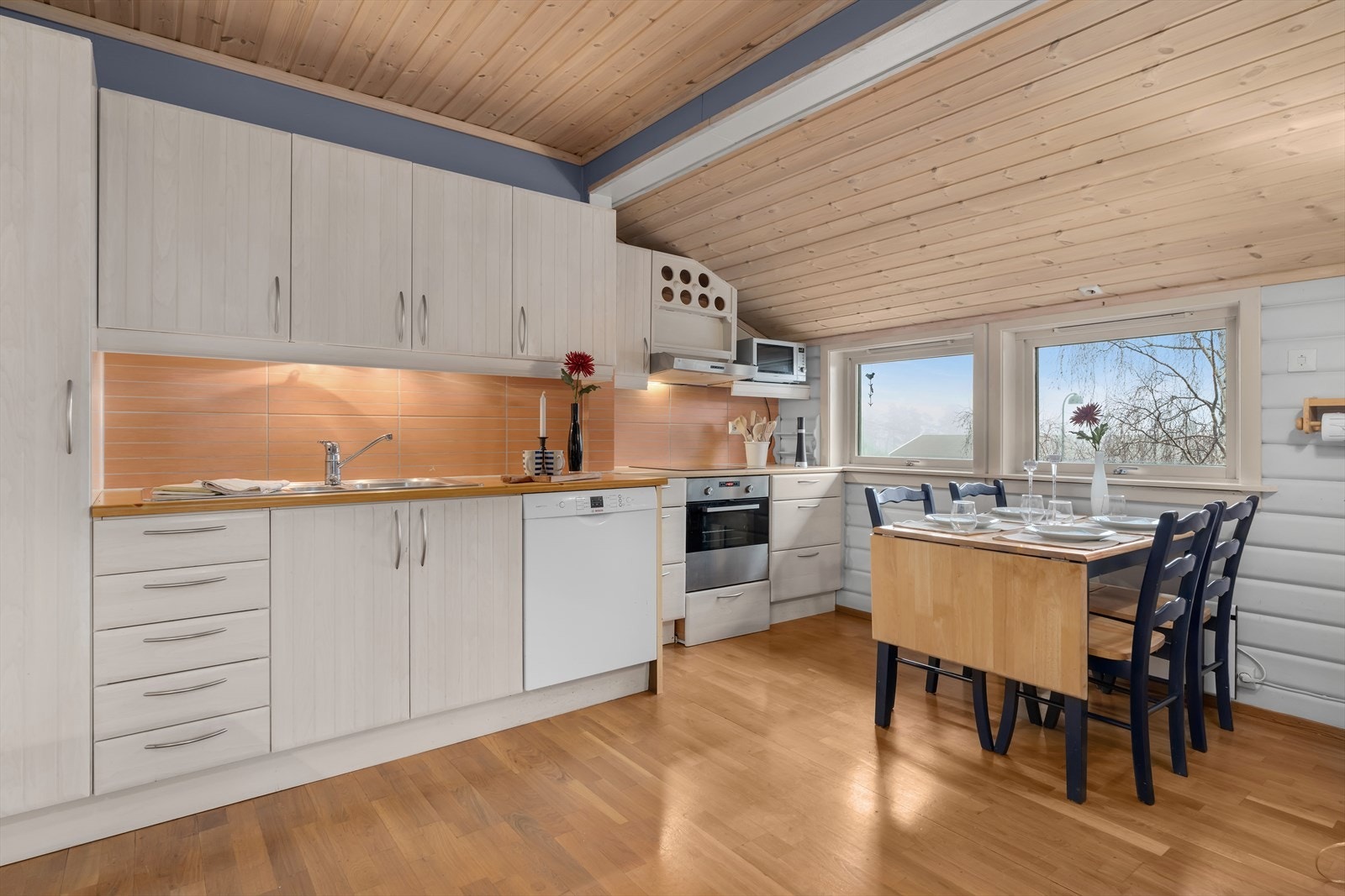 Kjøkkenet fikk nye fronter og benkeplater i 2006. Galleribilde