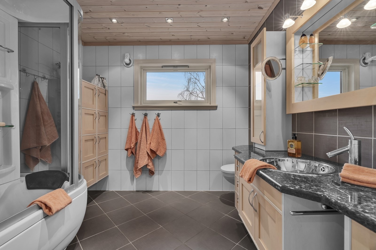 Badet i hoveddelen ble renovert og utvidet i 2000 og har flislagte vegger og gulv. Taket er panelt og utstyrt med spotter for god belysning. Galleribilde