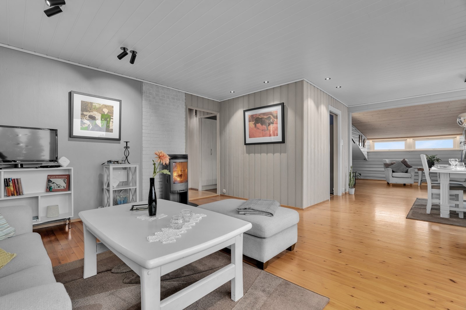 Lys og romslig stue. Galleribilde