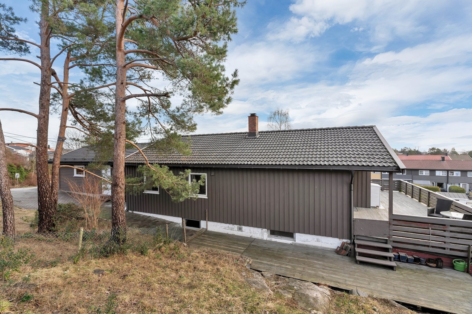Tomten består av en blanding av naturtomt, gressplen, trær og beplantning. Galleribilde