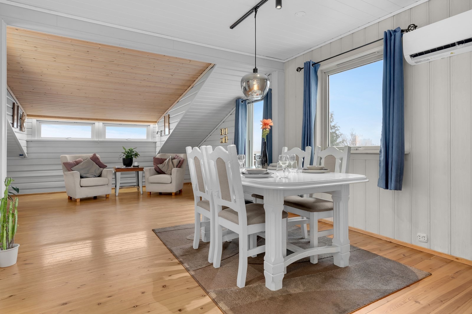 En del av stuen har stilige skråtak som gir rommet særpreg og karakter. Galleribilde