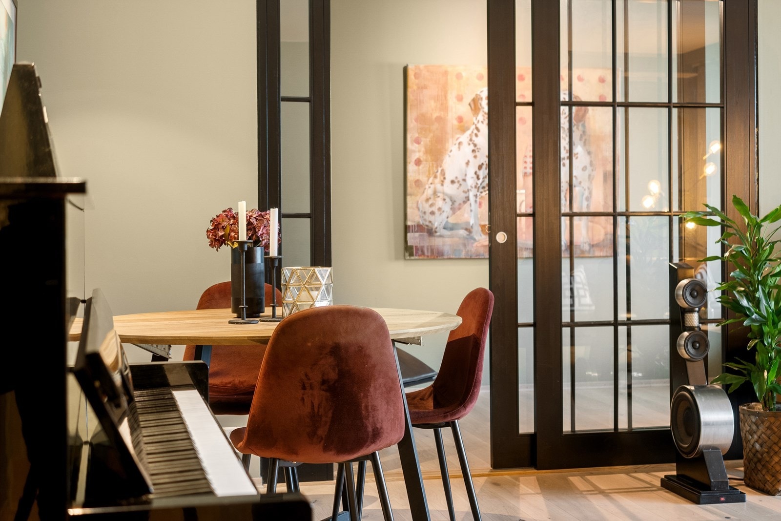 Et av leilighetens soverom nås fra stuen. Galleribilde